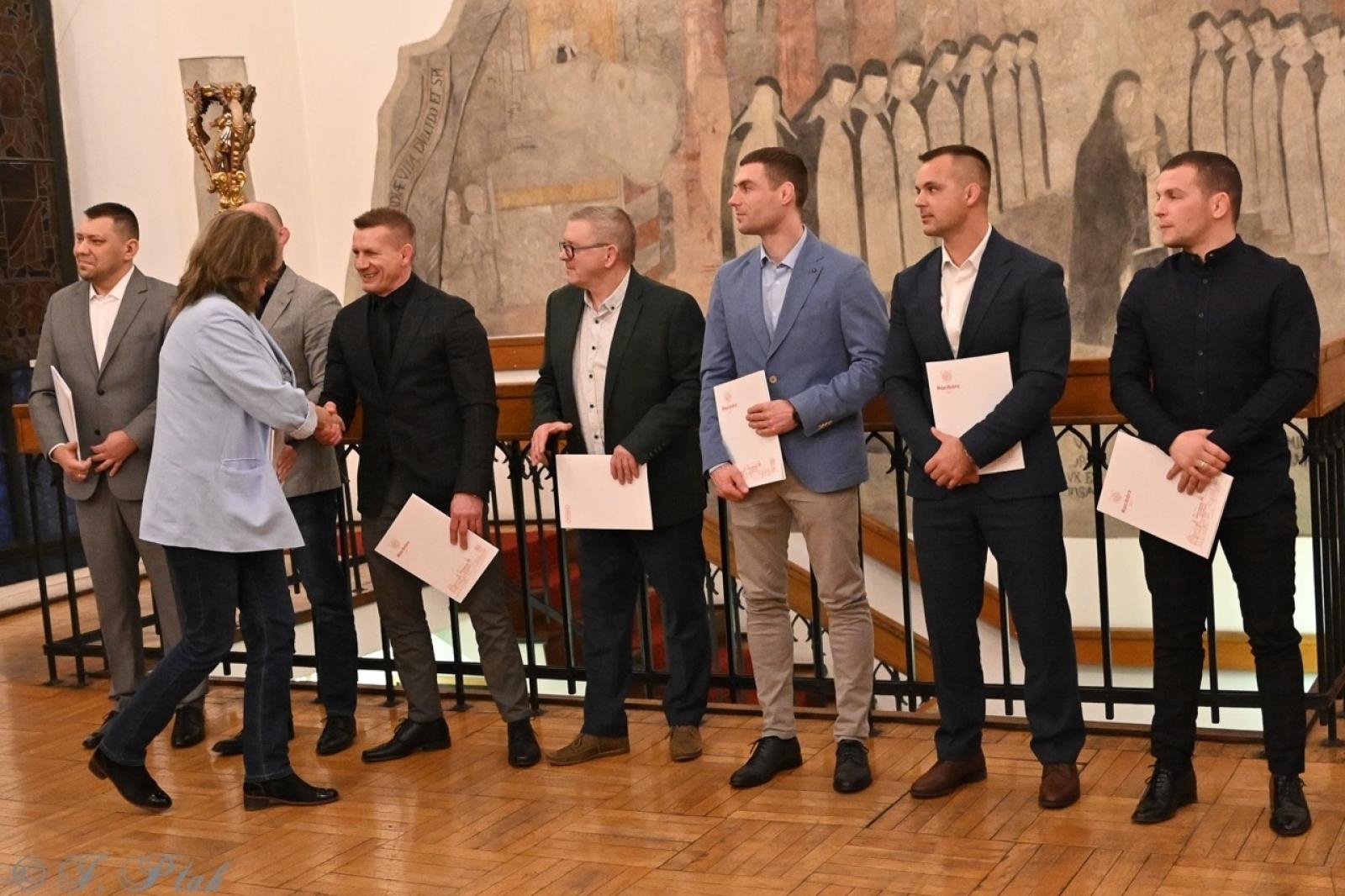 Zdjęcie w galerii na portalu naszraciborz.pl: Najlepsi sportowcy i trenerzy uhonorowani podczas gali w Muzeum wiadomości z regionu