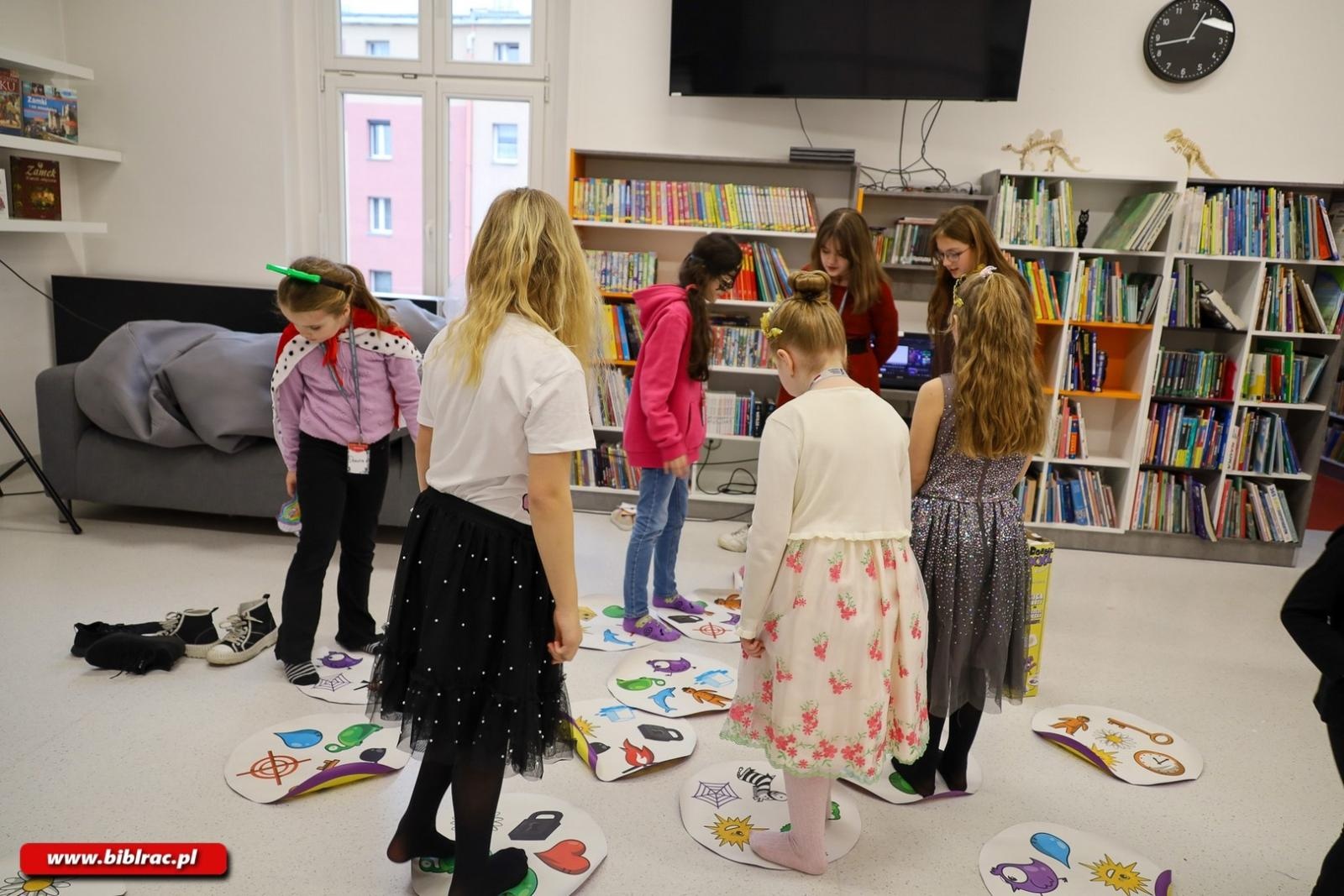 Zdjęcie w galerii na portalu naszraciborz.pl: Bal na Królewskim Dworze - ferie w bibliotece wiadomości z regionu