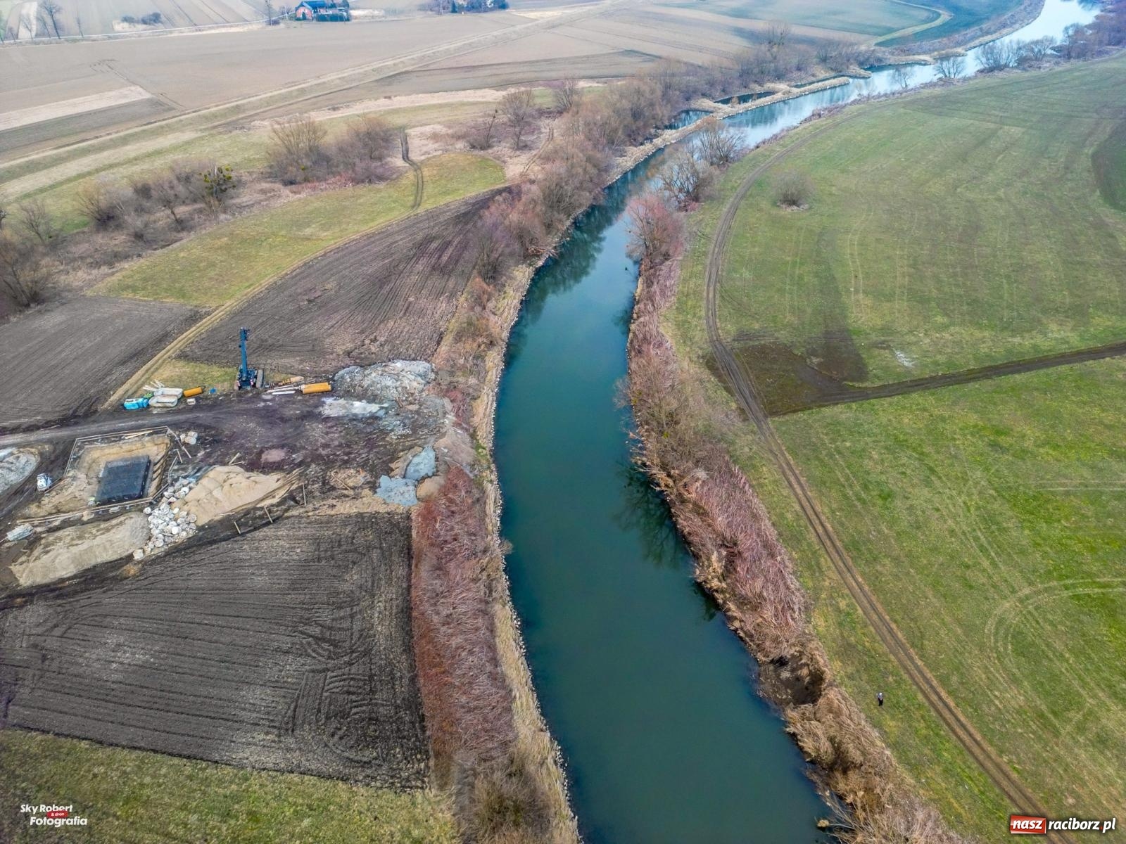 Zdjęcie w galerii na portalu naszraciborz.pl: Trwa budowa nowego mostu pod Raciborzem [FOTO LOTNICZE] wiadomości z regionu
