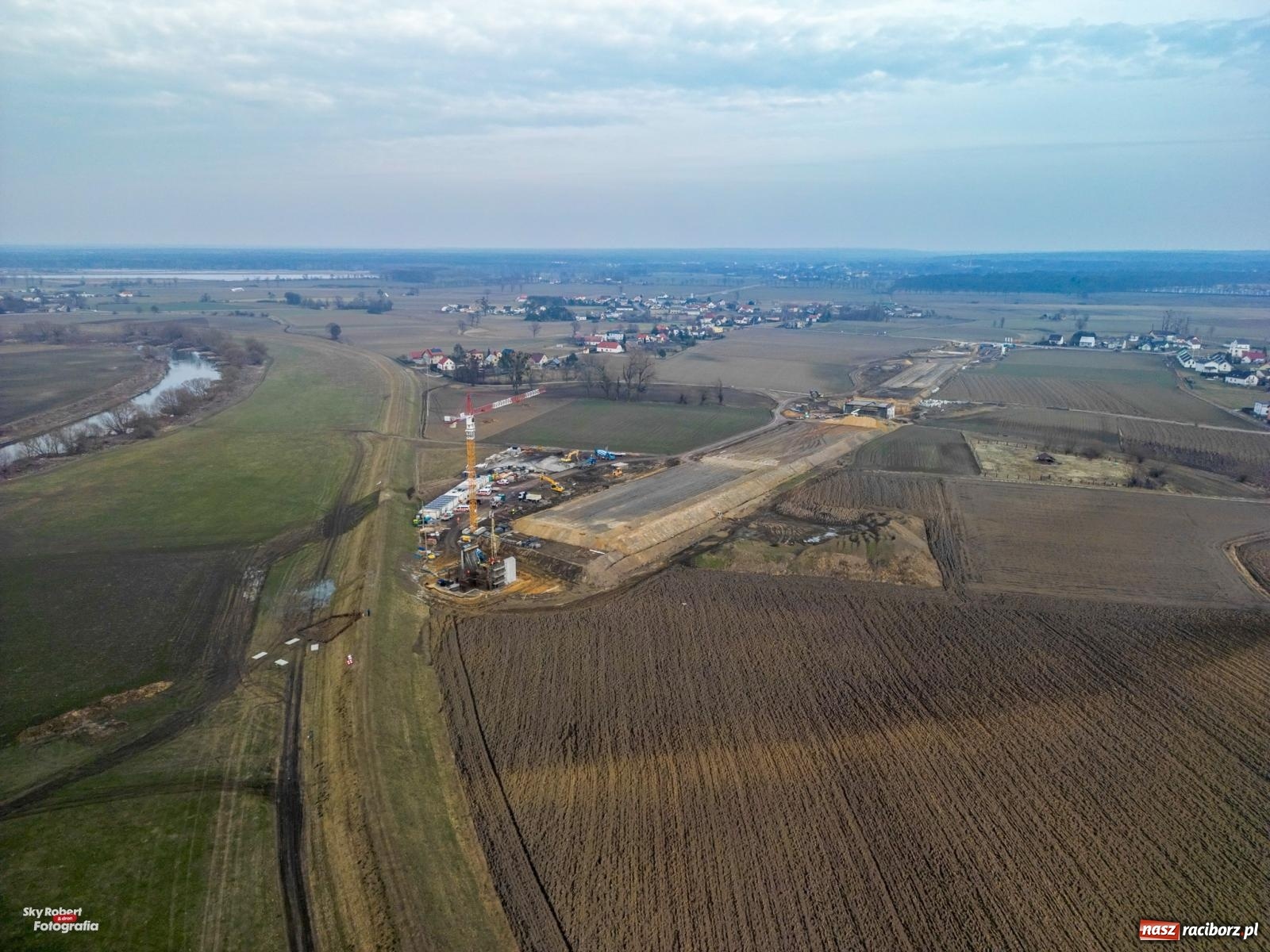 Zdjęcie w galerii na portalu naszraciborz.pl: Trwa budowa nowego mostu pod Raciborzem [FOTO LOTNICZE] wiadomości z regionu
