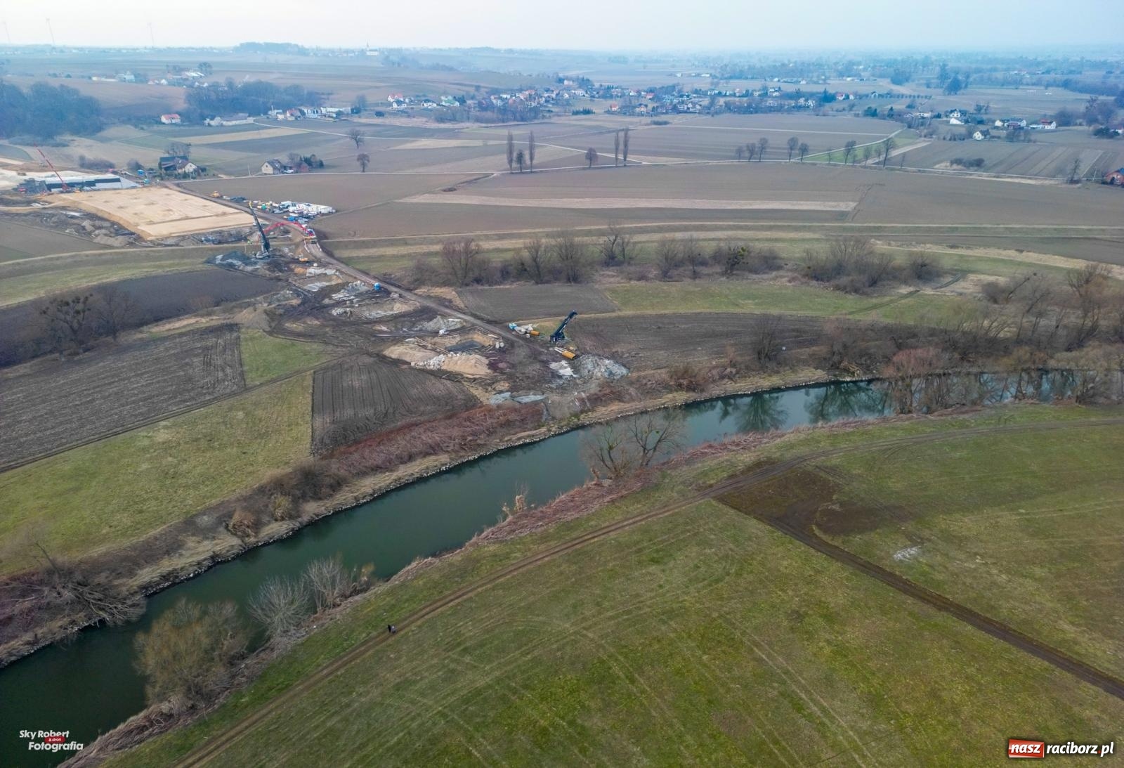 Zdjęcie w galerii na portalu naszraciborz.pl: Trwa budowa nowego mostu pod Raciborzem [FOTO LOTNICZE] wiadomości z regionu