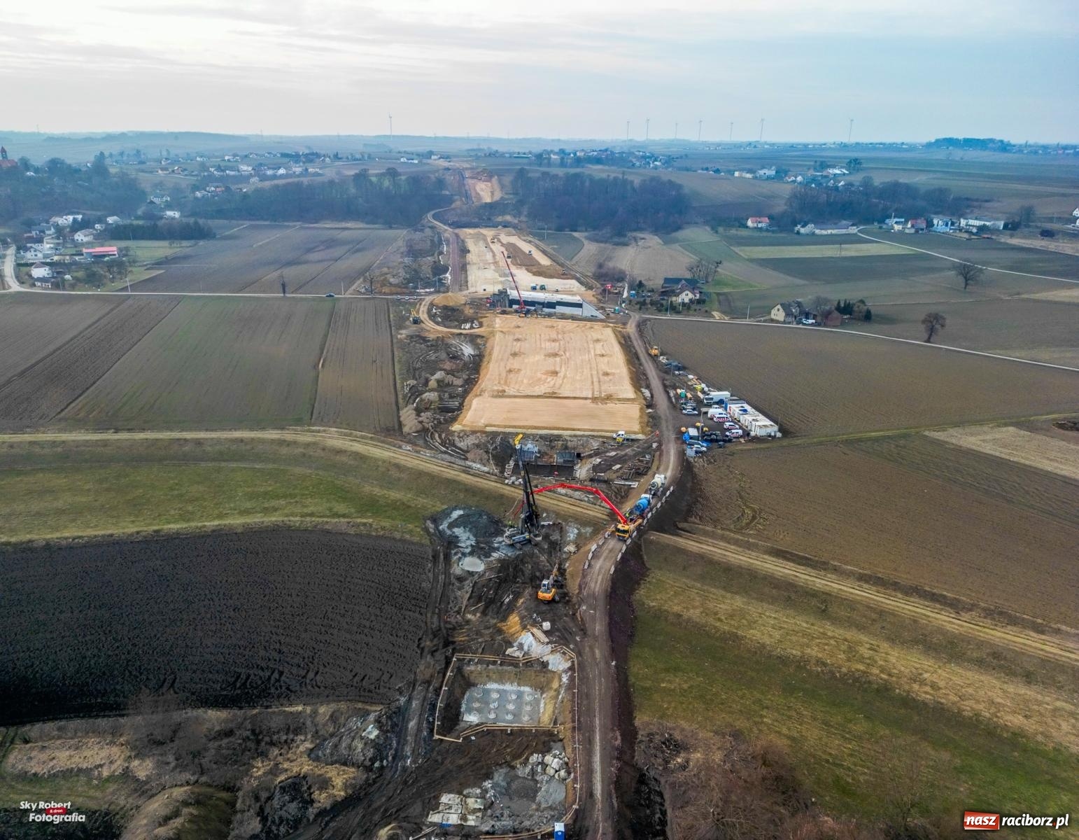 Zdjęcie w galerii na portalu naszraciborz.pl: Trwa budowa nowego mostu pod Raciborzem [FOTO LOTNICZE] wiadomości z regionu