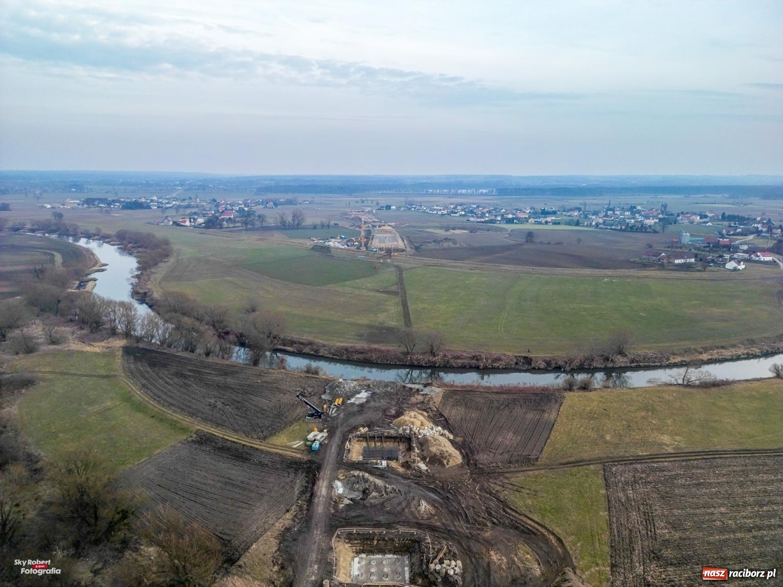 Zdjęcie w galerii na portalu naszraciborz.pl: Trwa budowa nowego mostu pod Raciborzem [FOTO LOTNICZE] wiadomości z regionu