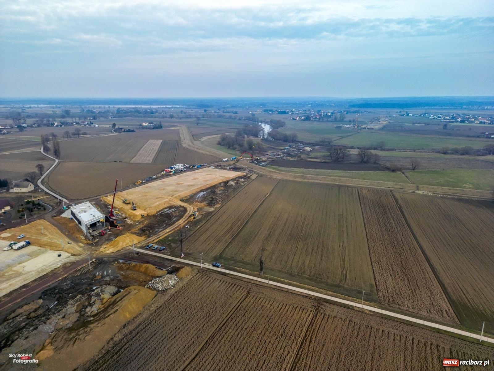 Zdjęcie w galerii na portalu naszraciborz.pl: Trwa budowa nowego mostu pod Raciborzem [FOTO LOTNICZE] wiadomości z regionu