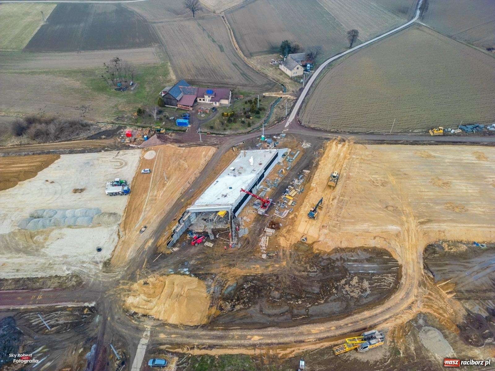 Zdjęcie w galerii na portalu naszraciborz.pl: Trwa budowa nowego mostu pod Raciborzem [FOTO LOTNICZE] wiadomości z regionu