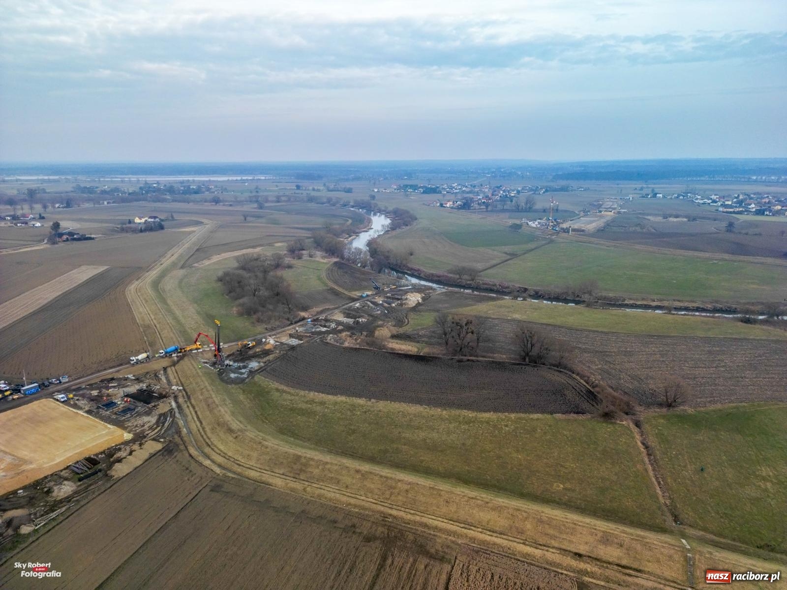Zdjęcie w galerii na portalu naszraciborz.pl: Trwa budowa nowego mostu pod Raciborzem [FOTO LOTNICZE] wiadomości z regionu