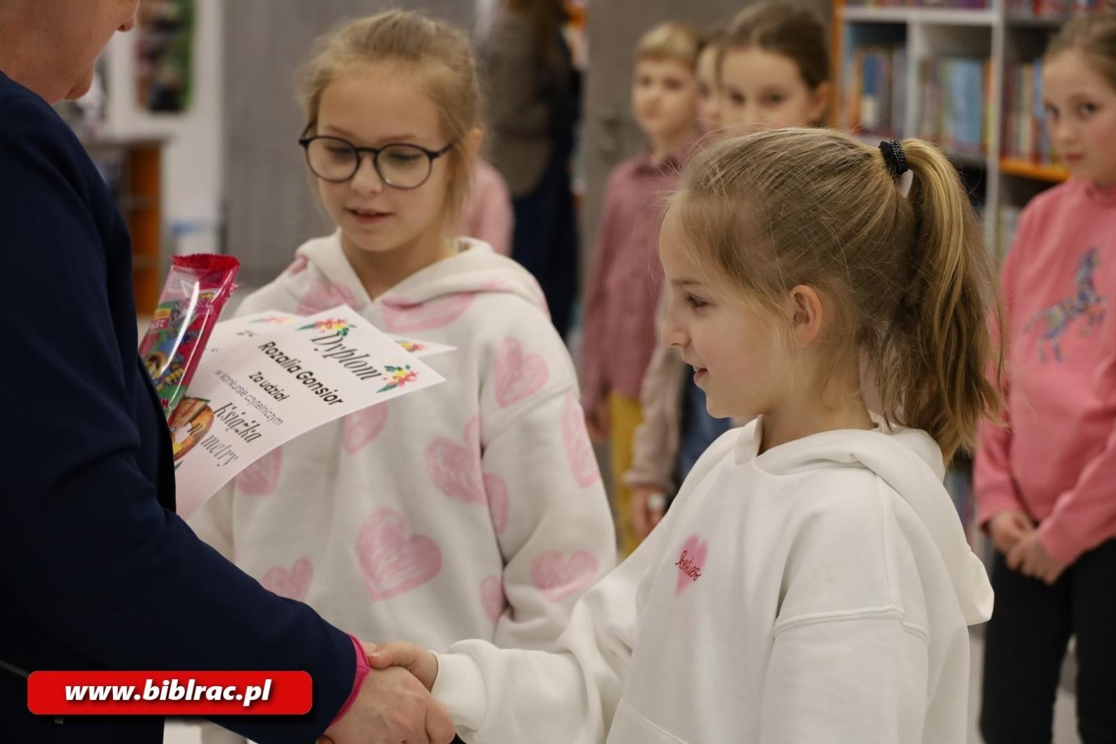 Zdjęcie w galerii na portalu naszraciborz.pl: Czy można czytać książki na metry? W bibliotece rozstrzygnięto konkurs wiadomości z regionu