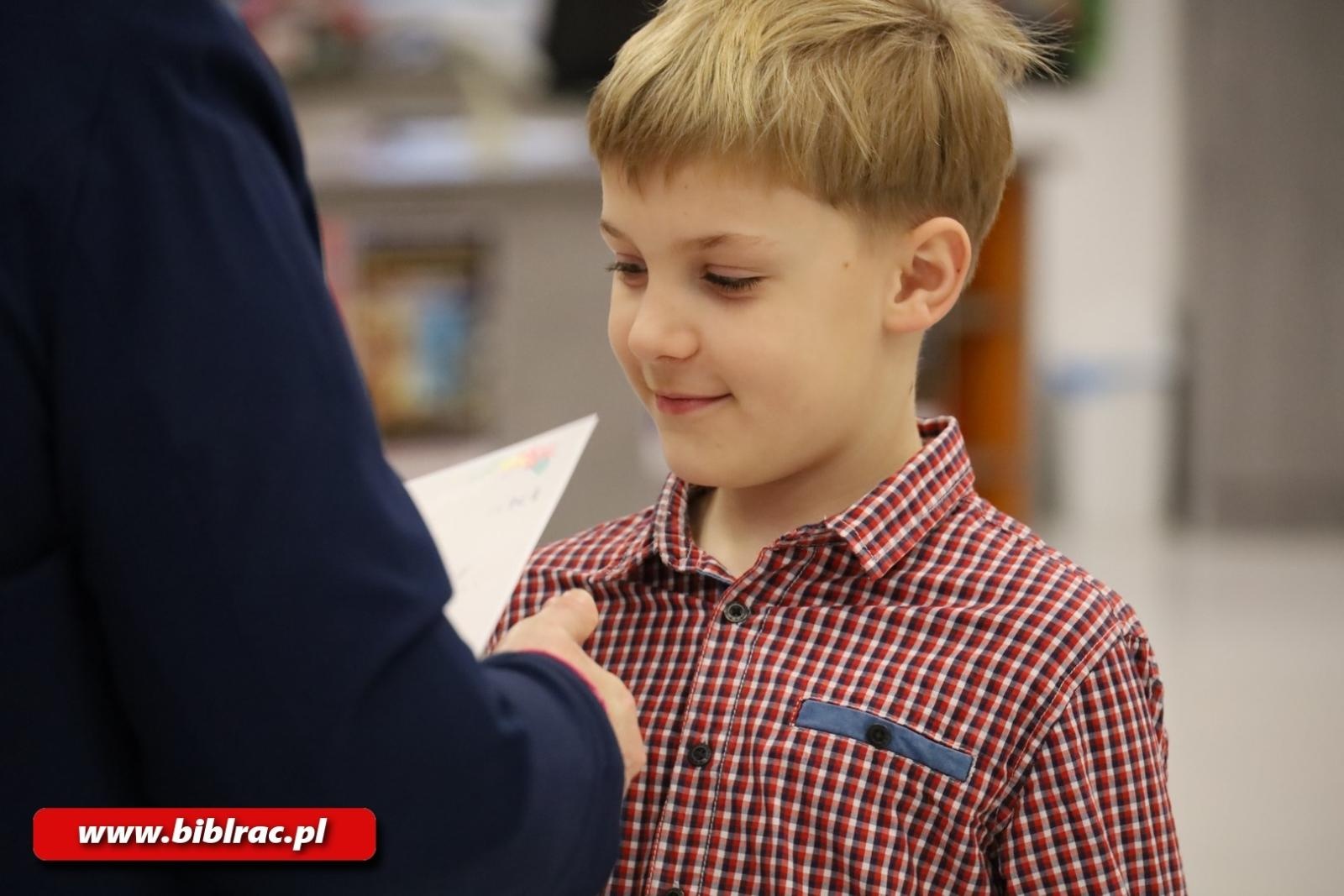 Zdjęcie w galerii na portalu naszraciborz.pl: Czy można czytać książki na metry? W bibliotece rozstrzygnięto konkurs wiadomości z regionu