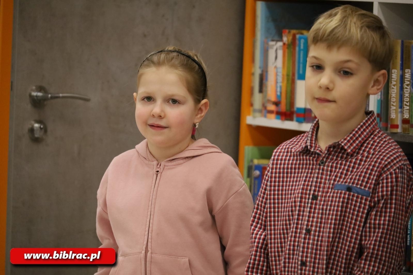 Zdjęcie w galerii na portalu naszraciborz.pl: Czy można czytać książki na metry? W bibliotece rozstrzygnięto konkurs wiadomości z regionu