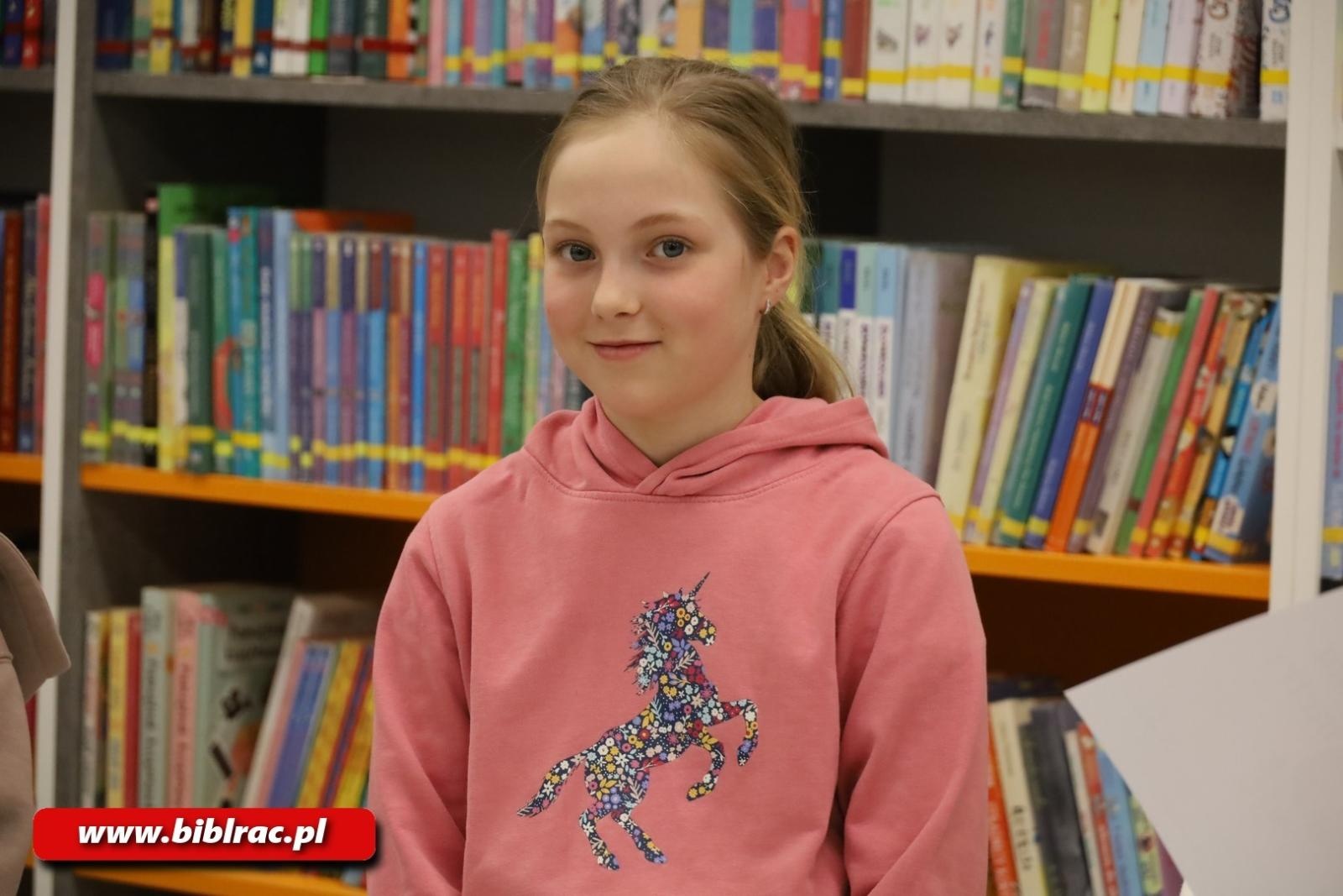 Zdjęcie w galerii na portalu naszraciborz.pl: Czy można czytać książki na metry? W bibliotece rozstrzygnięto konkurs wiadomości z regionu