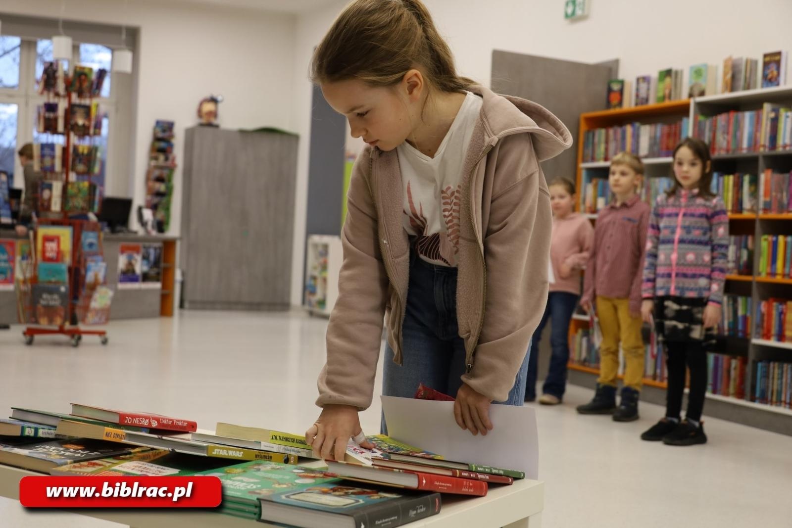 Zdjęcie w galerii na portalu naszraciborz.pl: Czy można czytać książki na metry? W bibliotece rozstrzygnięto konkurs wiadomości z regionu