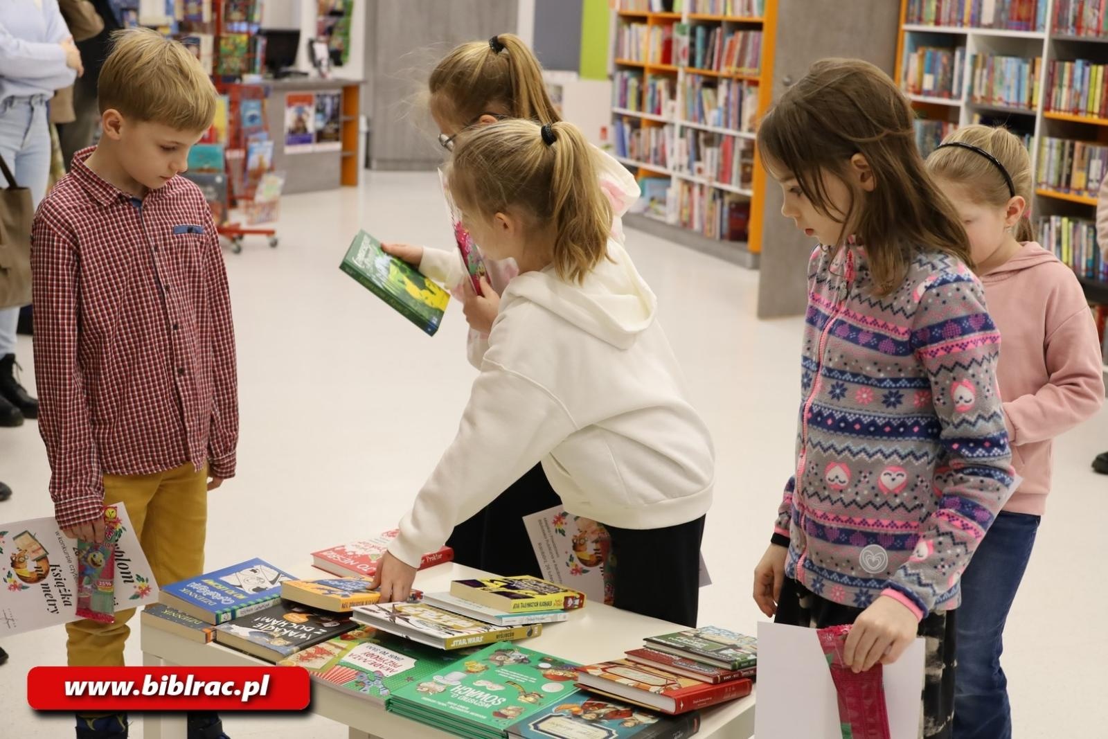 Zdjęcie w galerii na portalu naszraciborz.pl: Czy można czytać książki na metry? W bibliotece rozstrzygnięto konkurs wiadomości z regionu