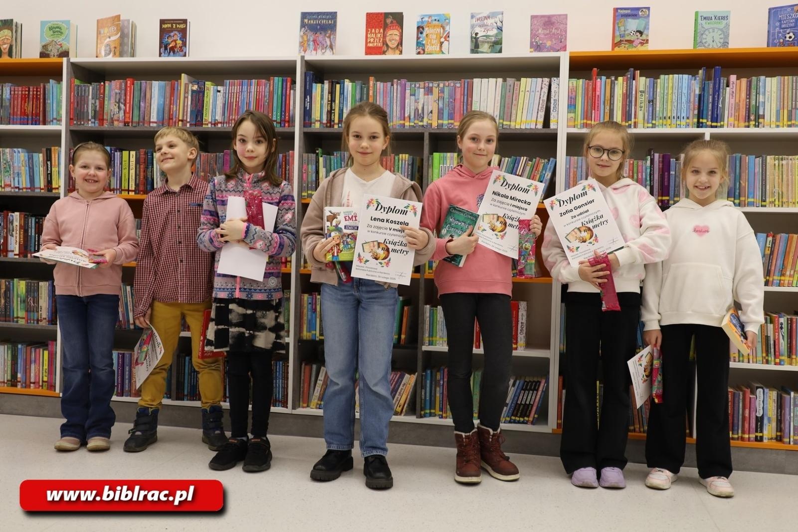Zdjęcie w galerii na portalu naszraciborz.pl: Czy można czytać książki na metry? W bibliotece rozstrzygnięto konkurs wiadomości z regionu
