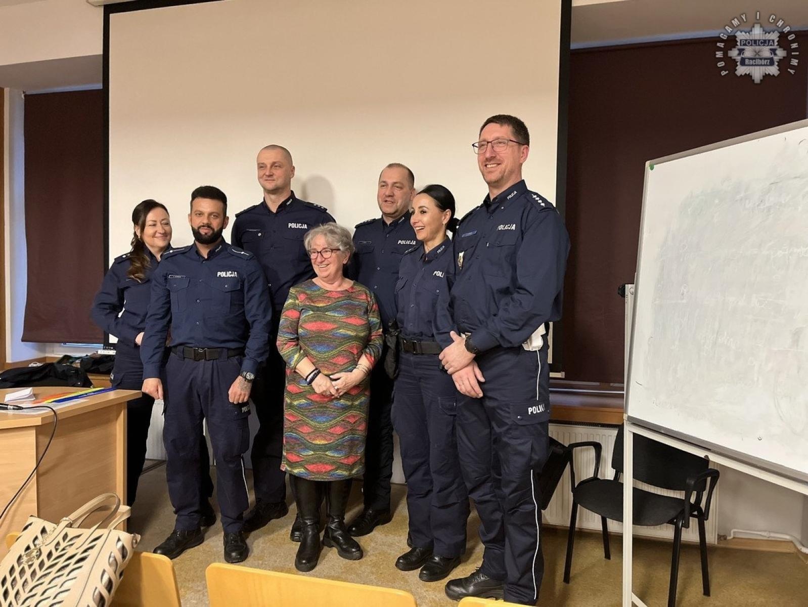 Zdjęcie w galerii na portalu naszraciborz.pl: Debata o bezpieczeństwie seniorów w internecie zorganizowana przez raciborską policję wiadomości z regionu