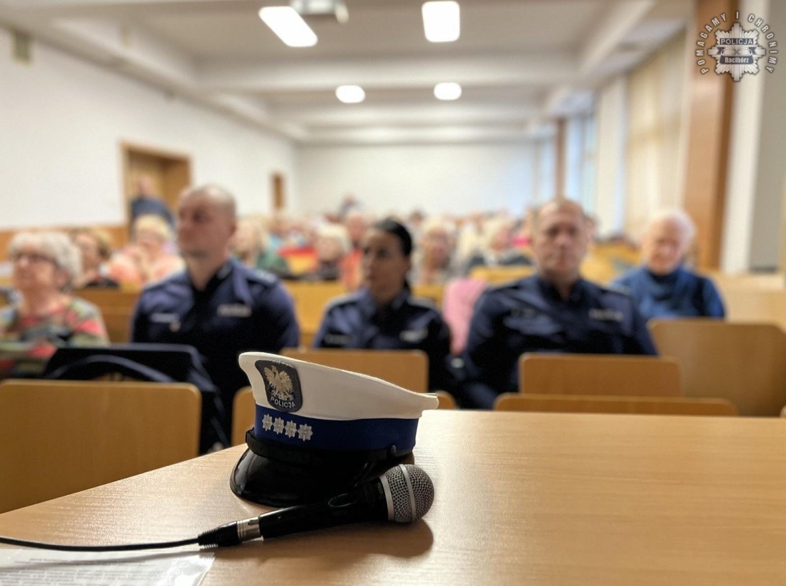 Zdjęcie w galerii na portalu naszraciborz.pl: Debata o bezpieczeństwie seniorów w internecie zorganizowana przez raciborską policję wiadomości z regionu