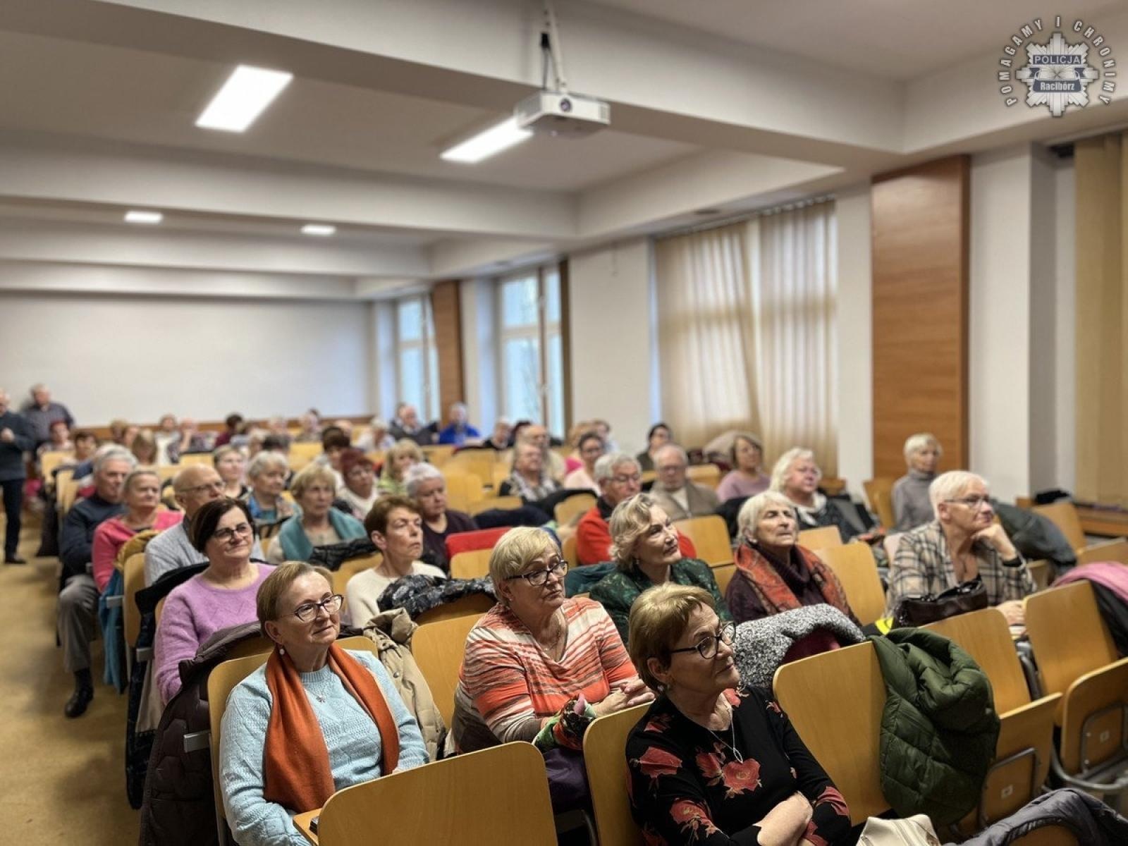Zdjęcie w galerii na portalu naszraciborz.pl: Debata o bezpieczeństwie seniorów w internecie zorganizowana przez raciborską policję wiadomości z regionu