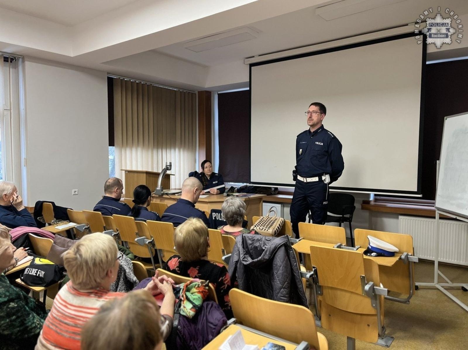 Zdjęcie w galerii na portalu naszraciborz.pl: Debata o bezpieczeństwie seniorów w internecie zorganizowana przez raciborską policję wiadomości z regionu