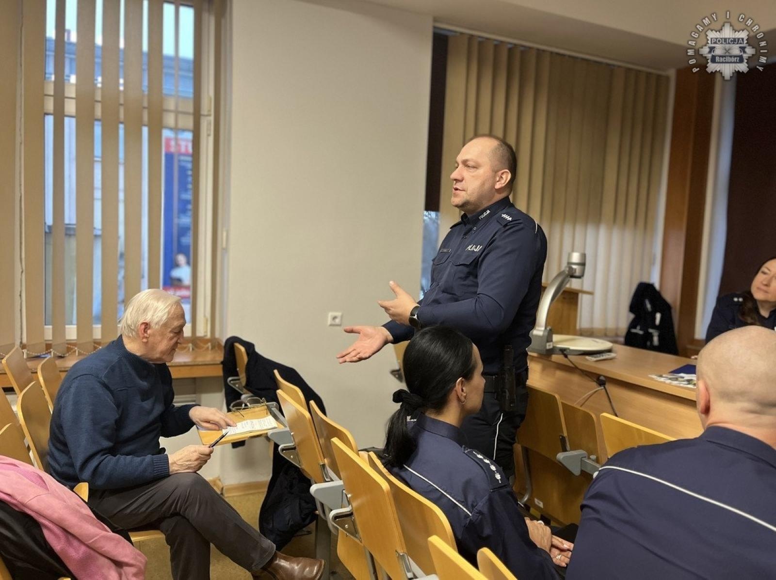 Zdjęcie w galerii na portalu naszraciborz.pl: Debata o bezpieczeństwie seniorów w internecie zorganizowana przez raciborską policję wiadomości z regionu