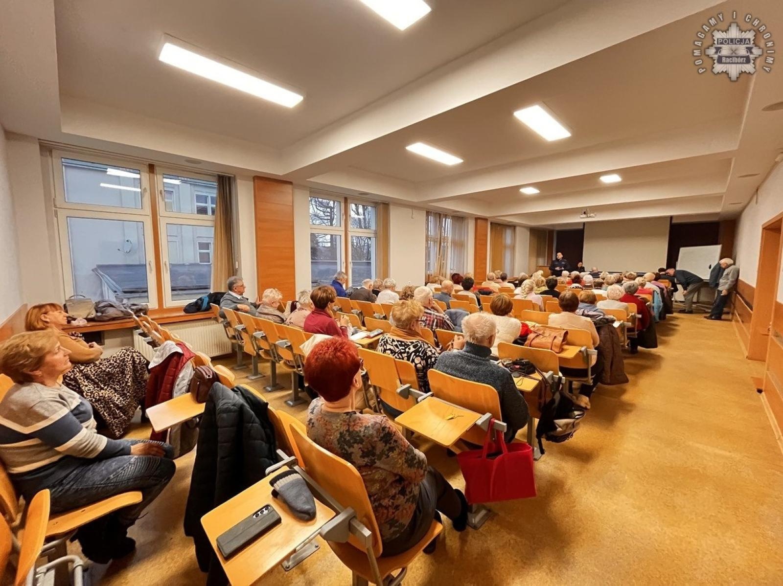 Zdjęcie w galerii na portalu naszraciborz.pl: Debata o bezpieczeństwie seniorów w internecie zorganizowana przez raciborską policję wiadomości z regionu