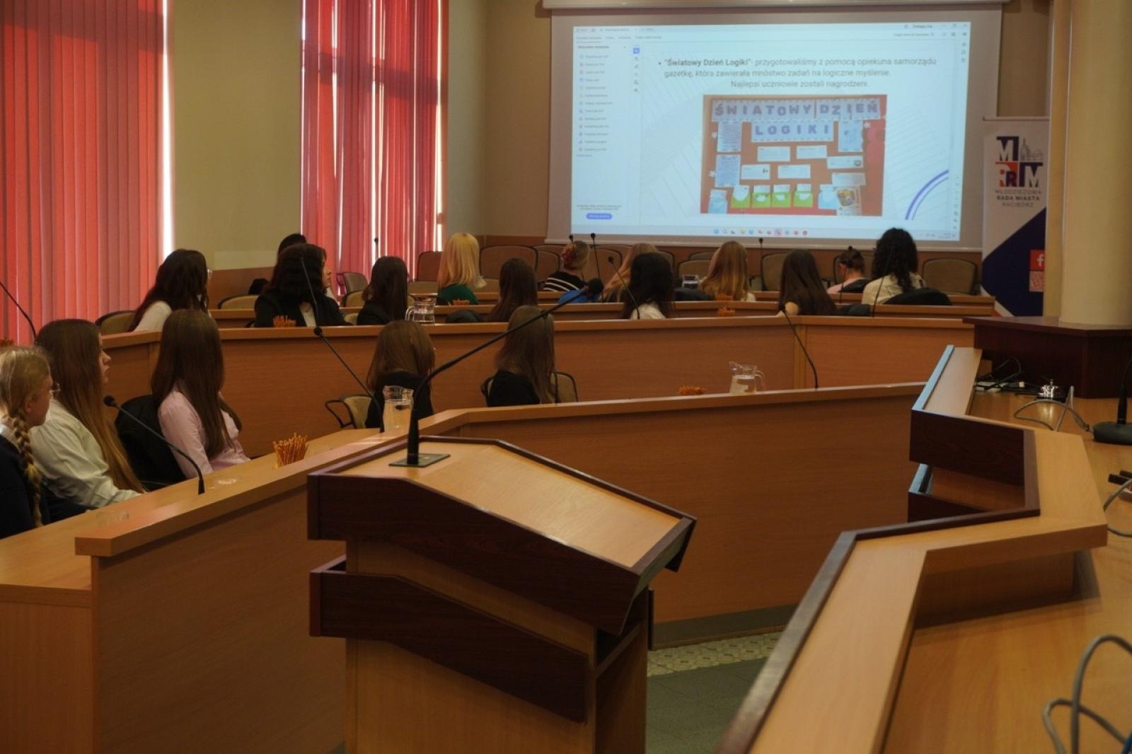 Zdjęcie w galerii na portalu naszraciborz.pl: Młodzieżowe samorządy na jednej scenie – liga uczniowska w Raciborzu wiadomości z regionu