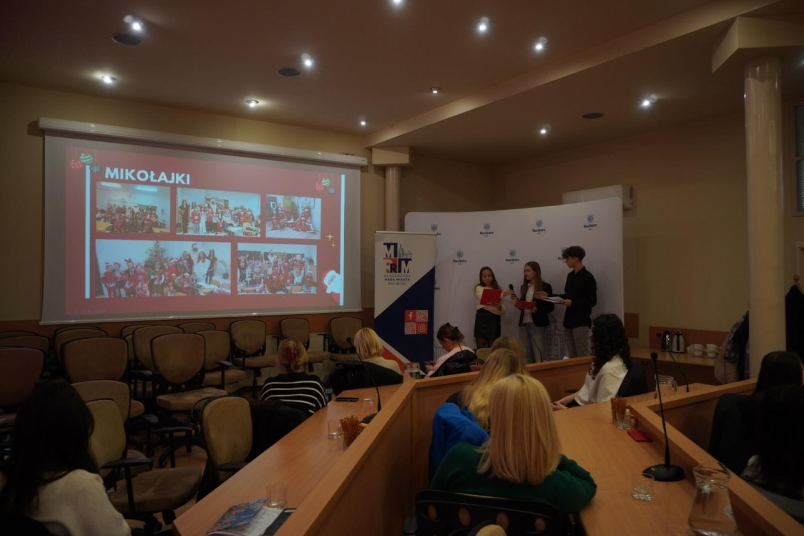 Zdjęcie w galerii na portalu naszraciborz.pl: Młodzieżowe samorządy na jednej scenie – liga uczniowska w Raciborzu wiadomości z regionu