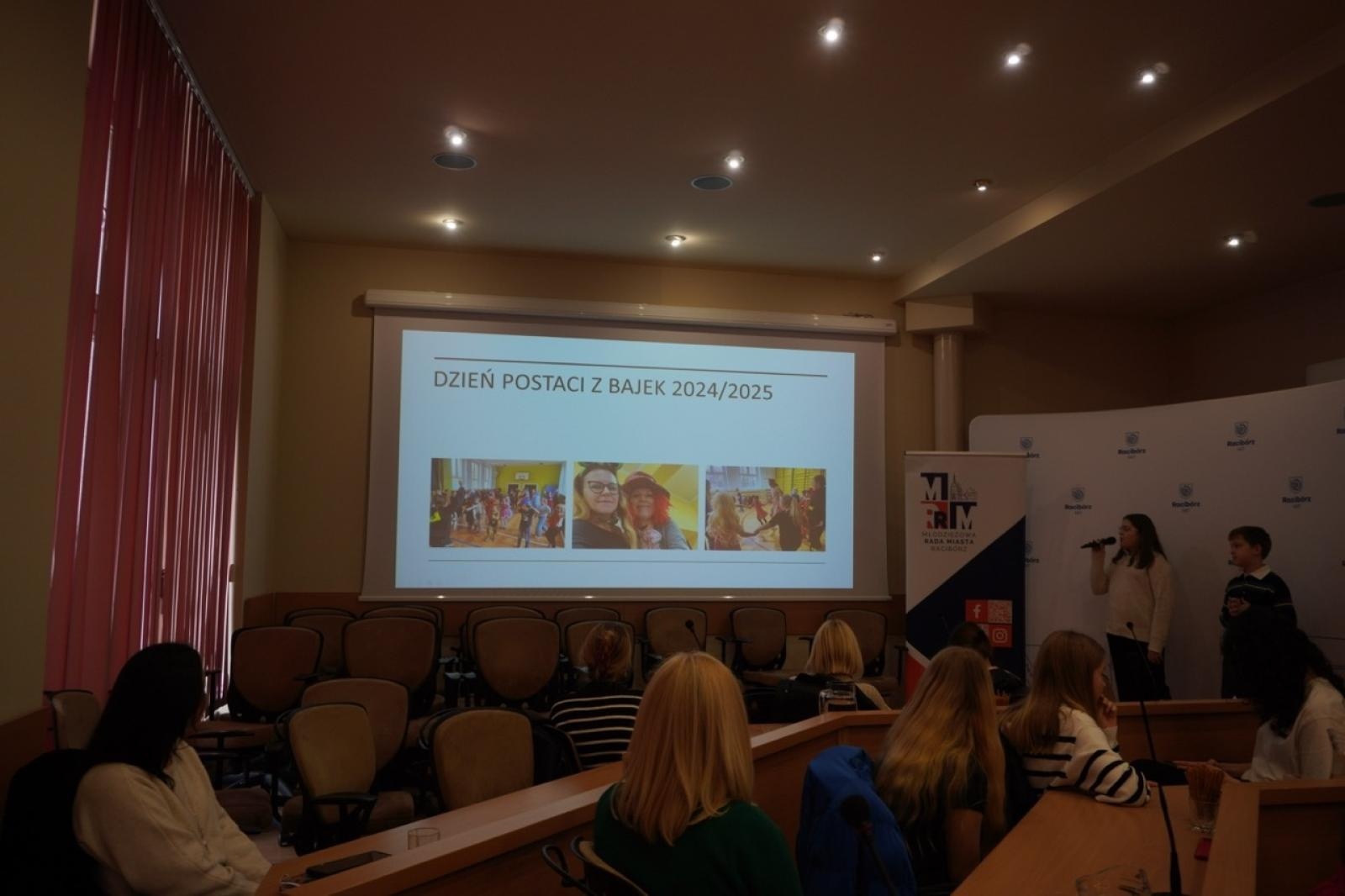 Zdjęcie w galerii na portalu naszraciborz.pl: Młodzieżowe samorządy na jednej scenie – liga uczniowska w Raciborzu wiadomości z regionu