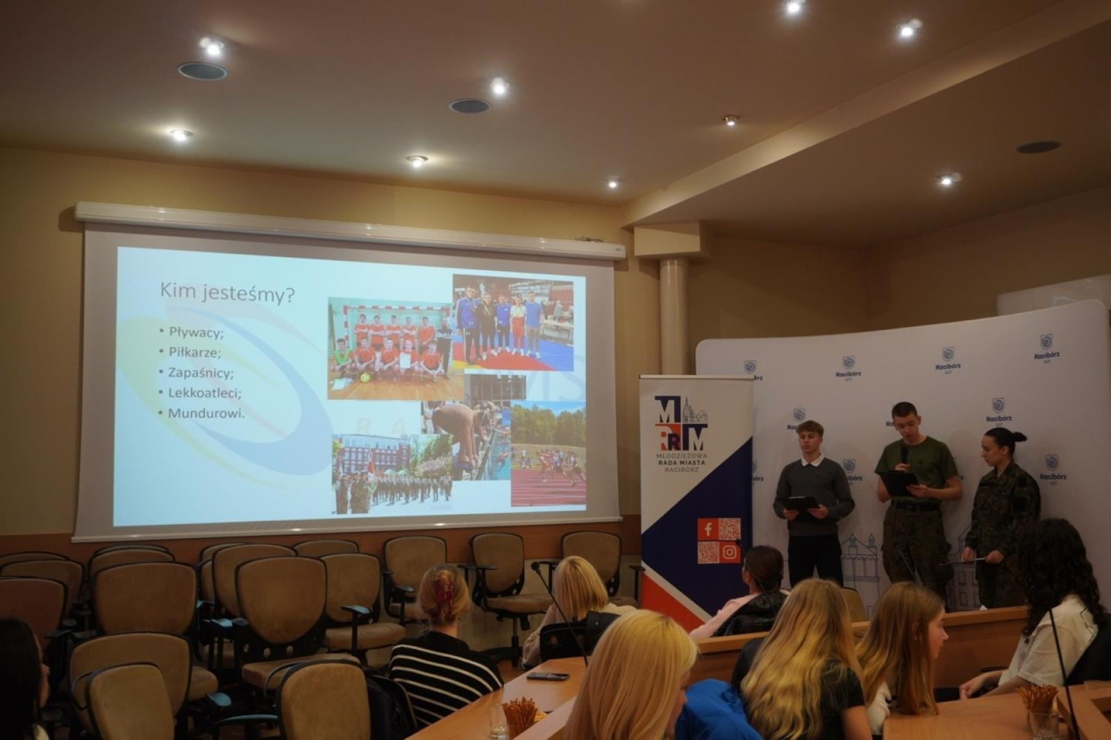 Zdjęcie w galerii na portalu naszraciborz.pl: Młodzieżowe samorządy na jednej scenie – liga uczniowska w Raciborzu wiadomości z regionu