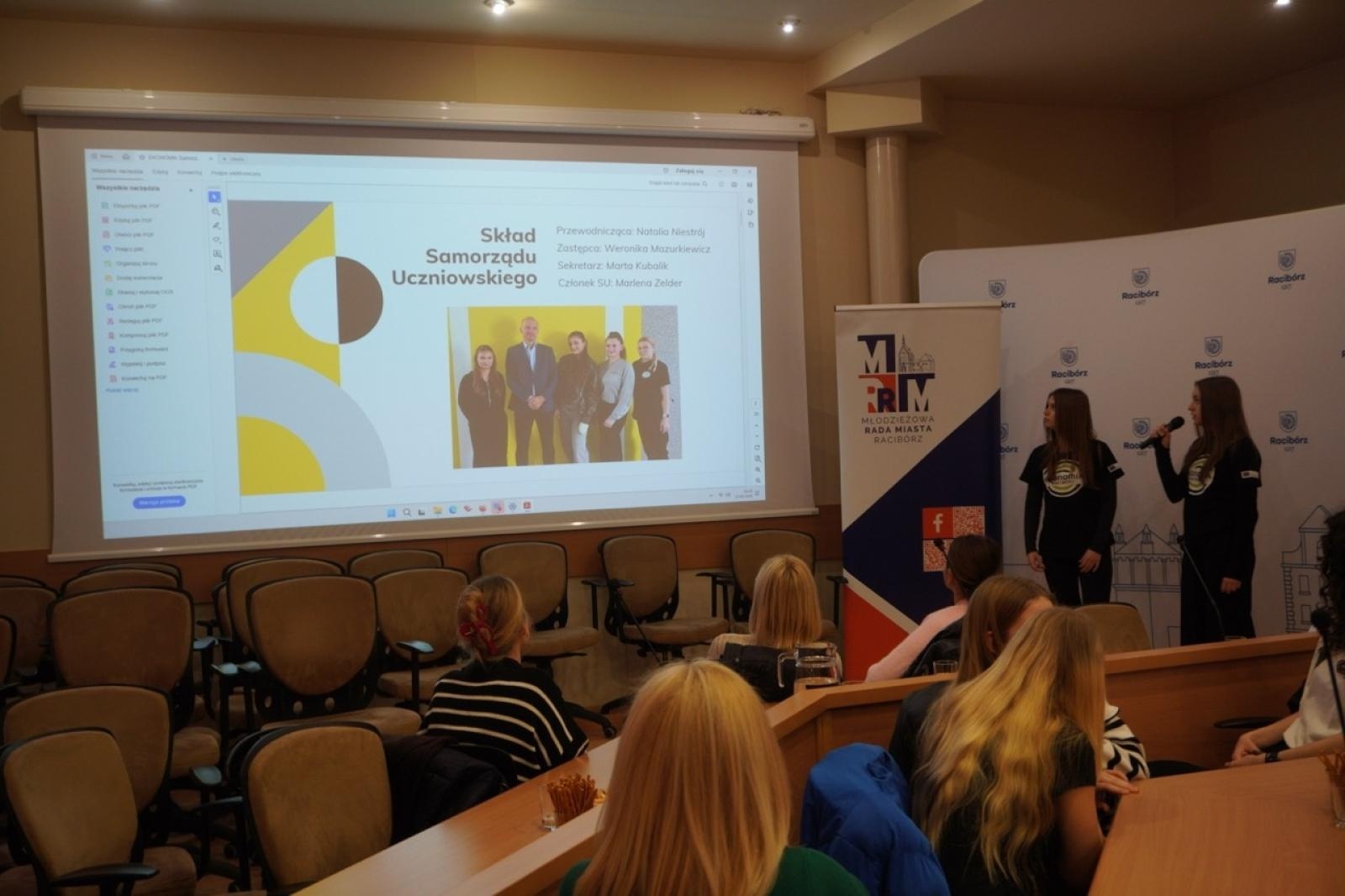 Zdjęcie w galerii na portalu naszraciborz.pl: Młodzieżowe samorządy na jednej scenie – liga uczniowska w Raciborzu wiadomości z regionu