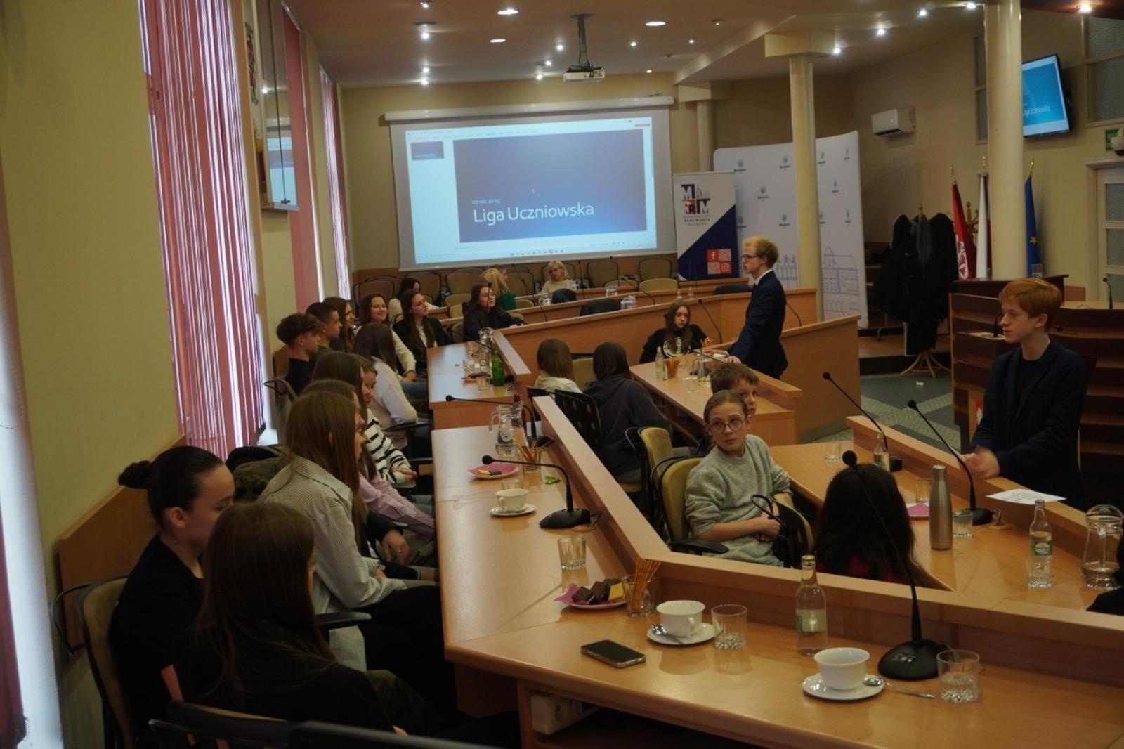 Zdjęcie w galerii na portalu naszraciborz.pl: Młodzieżowe samorządy na jednej scenie – liga uczniowska w Raciborzu wiadomości z regionu