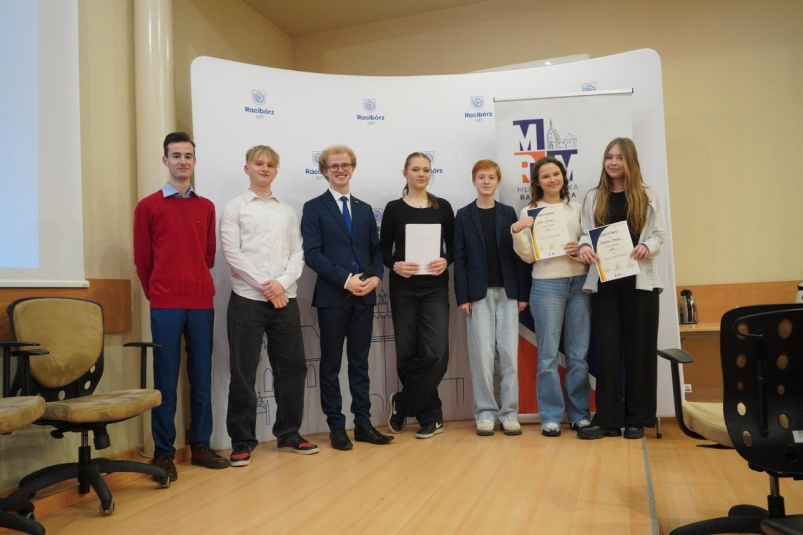 Zdjęcie w galerii na portalu naszraciborz.pl: Młodzieżowe samorządy na jednej scenie – liga uczniowska w Raciborzu wiadomości z regionu