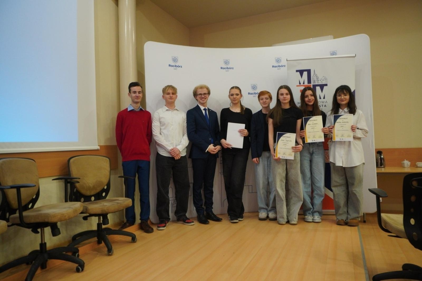 Zdjęcie w galerii na portalu naszraciborz.pl: Młodzieżowe samorządy na jednej scenie – liga uczniowska w Raciborzu wiadomości z regionu