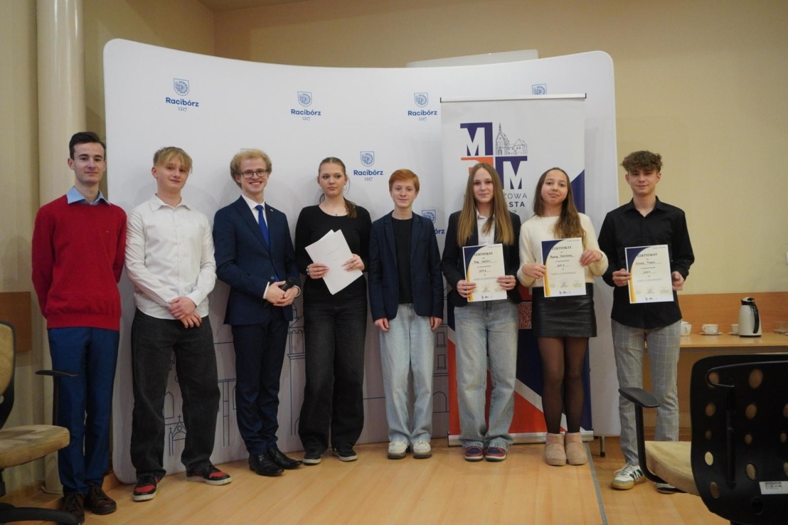 Zdjęcie w galerii na portalu naszraciborz.pl: Młodzieżowe samorządy na jednej scenie – liga uczniowska w Raciborzu wiadomości z regionu