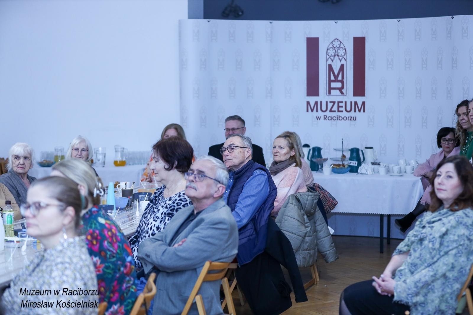 Zdjęcie w galerii na portalu naszraciborz.pl: Spotkanie z zabytkami: paleolityczna sztuka naskalna wiadomości z regionu