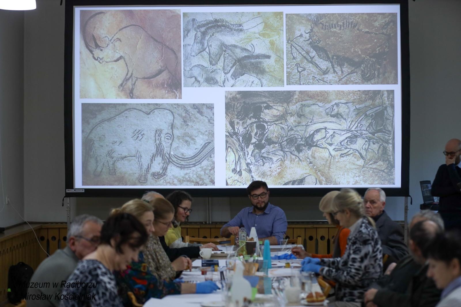 Zdjęcie w galerii na portalu naszraciborz.pl: Spotkanie z zabytkami: paleolityczna sztuka naskalna wiadomości z regionu