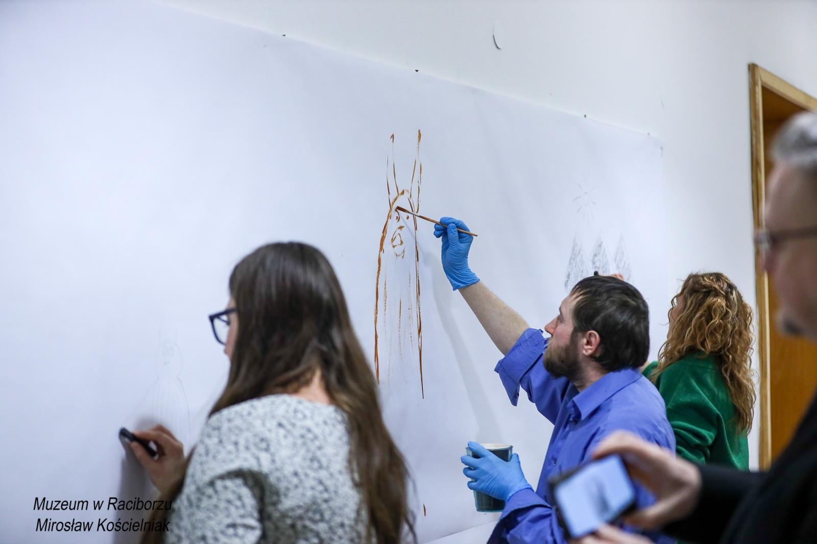 Zdjęcie w galerii na portalu naszraciborz.pl: Spotkanie z zabytkami: paleolityczna sztuka naskalna wiadomości z regionu