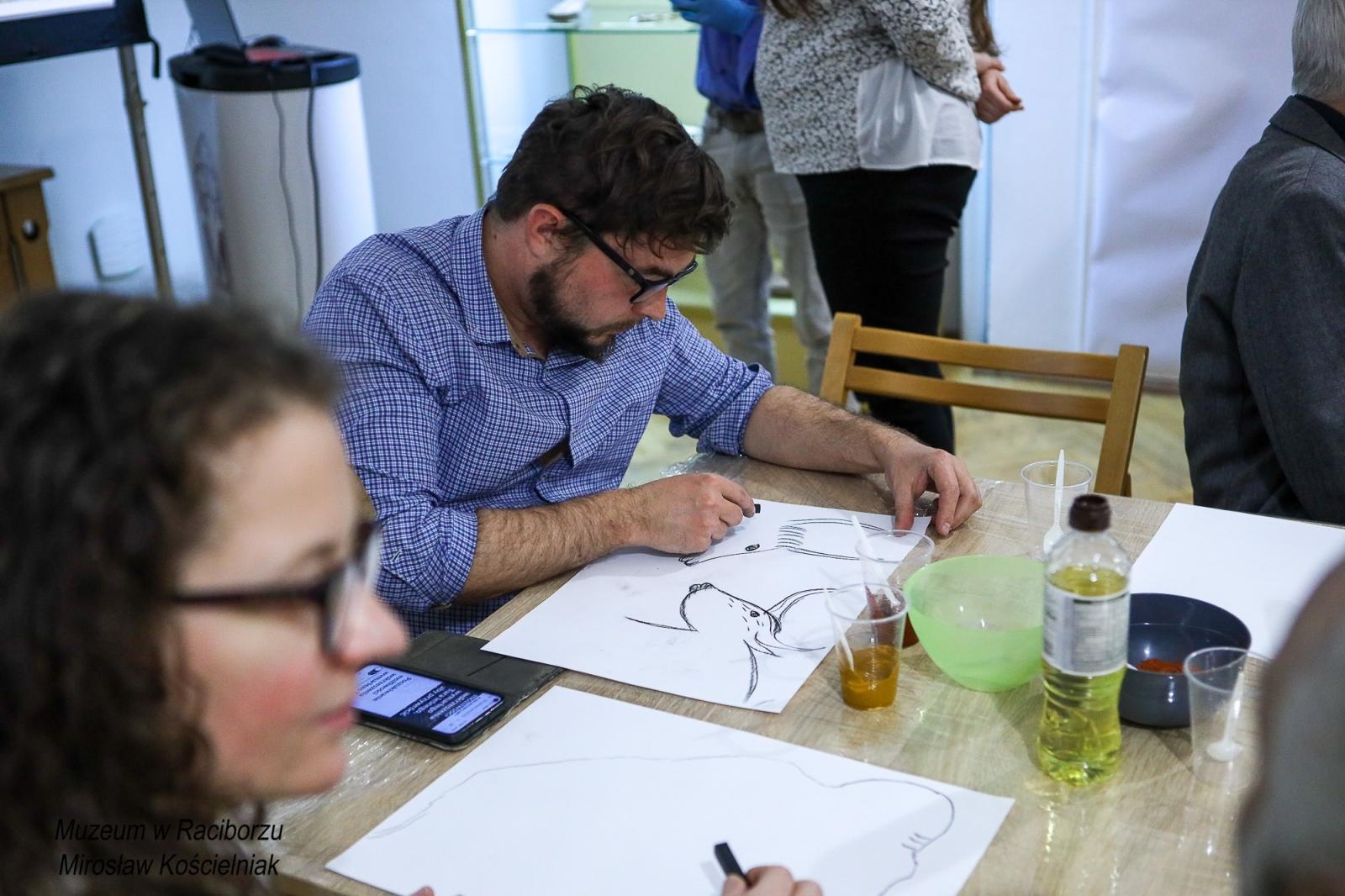 Zdjęcie w galerii na portalu naszraciborz.pl: Spotkanie z zabytkami: paleolityczna sztuka naskalna wiadomości z regionu