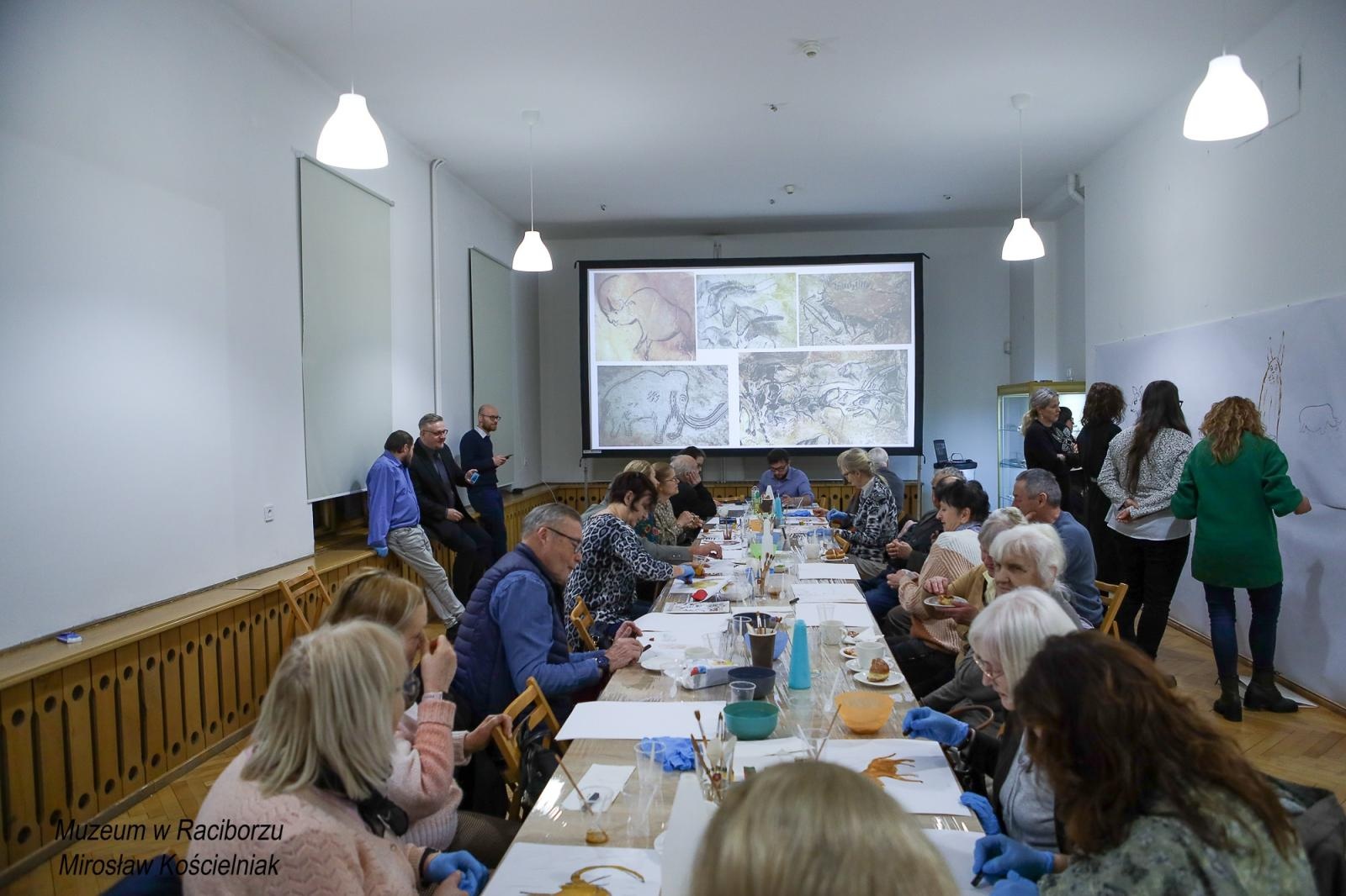 Zdjęcie w galerii na portalu naszraciborz.pl: Spotkanie z zabytkami: paleolityczna sztuka naskalna wiadomości z regionu