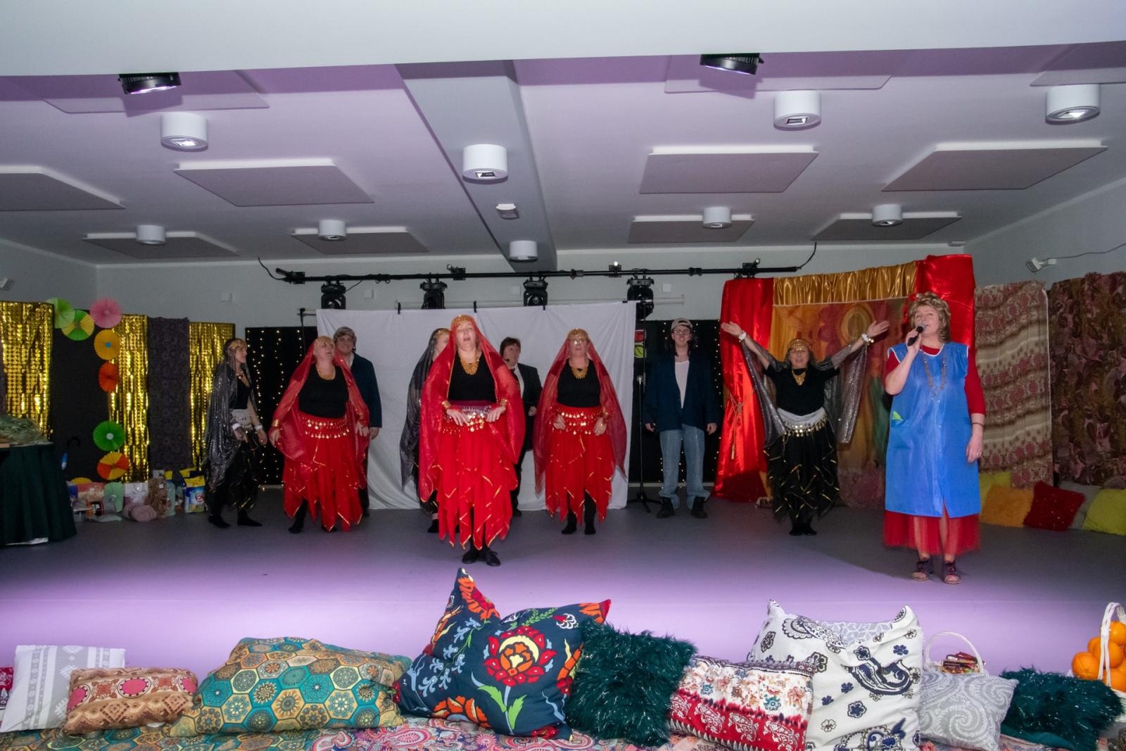 Zdjęcie w galerii na portalu naszraciborz.pl: W Tworkowie jak w Bollywood! Babski Comber w Roszarni [FOTO i WIDEO] wiadomości z regionu