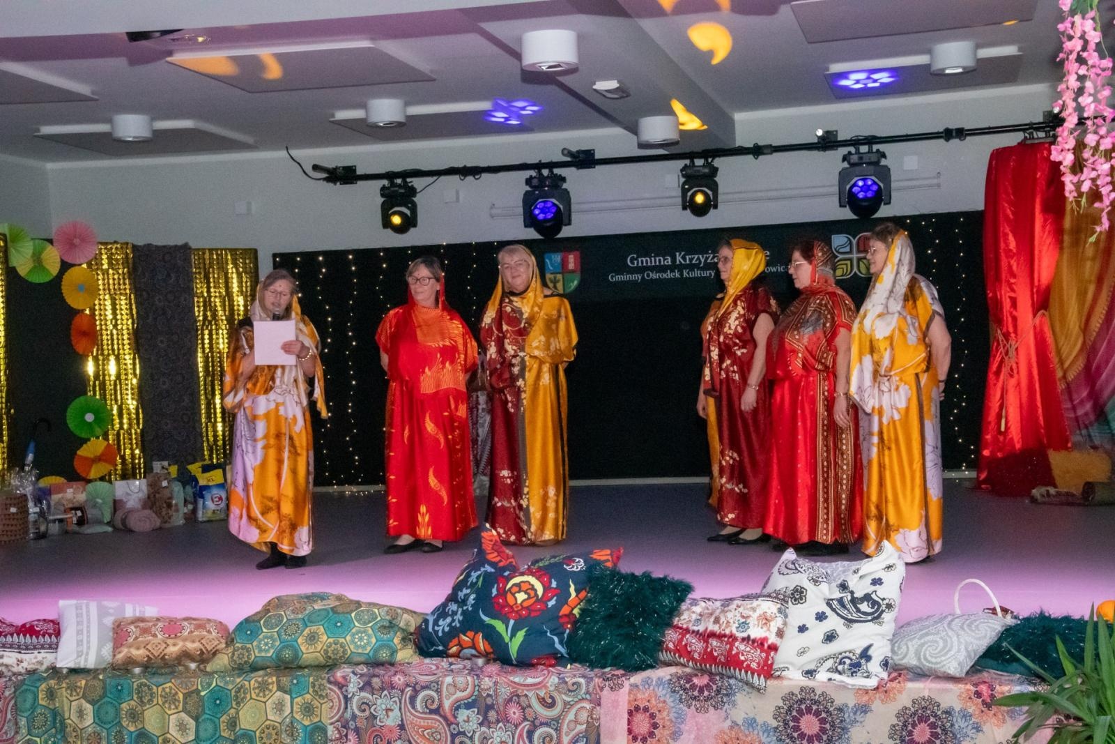 Zdjęcie w galerii na portalu naszraciborz.pl: W Tworkowie jak w Bollywood! Babski Comber w Roszarni [FOTO i WIDEO] wiadomości z regionu