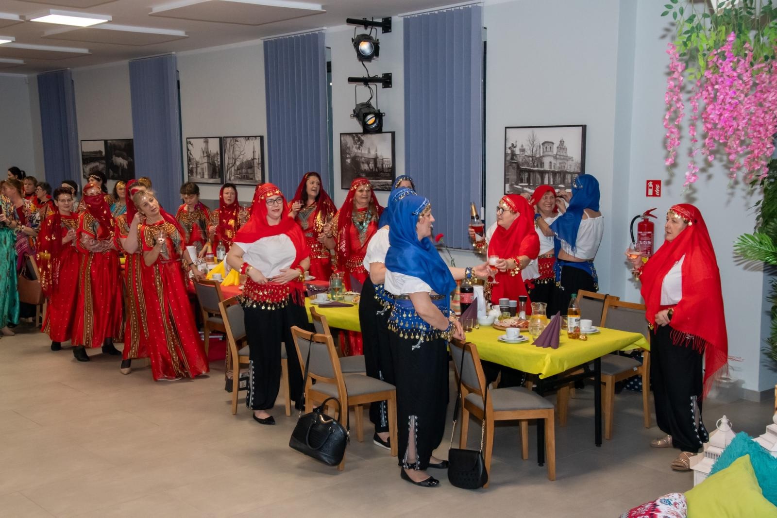 Zdjęcie w galerii na portalu naszraciborz.pl: W Tworkowie jak w Bollywood! Babski Comber w Roszarni [FOTO i WIDEO] wiadomości z regionu