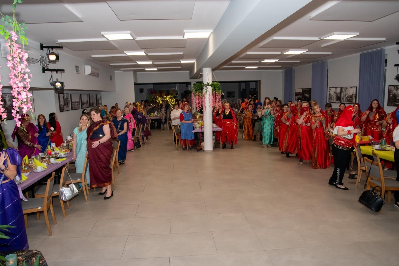 Zdjęcie w galerii na portalu naszraciborz.pl: W Tworkowie jak w Bollywood! Babski Comber w Roszarni [FOTO i WIDEO] wiadomości z regionu