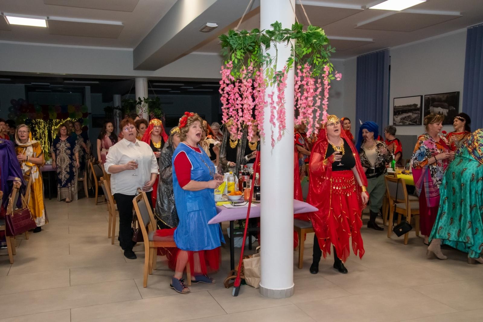 Zdjęcie w galerii na portalu naszraciborz.pl: W Tworkowie jak w Bollywood! Babski Comber w Roszarni [FOTO i WIDEO] wiadomości z regionu