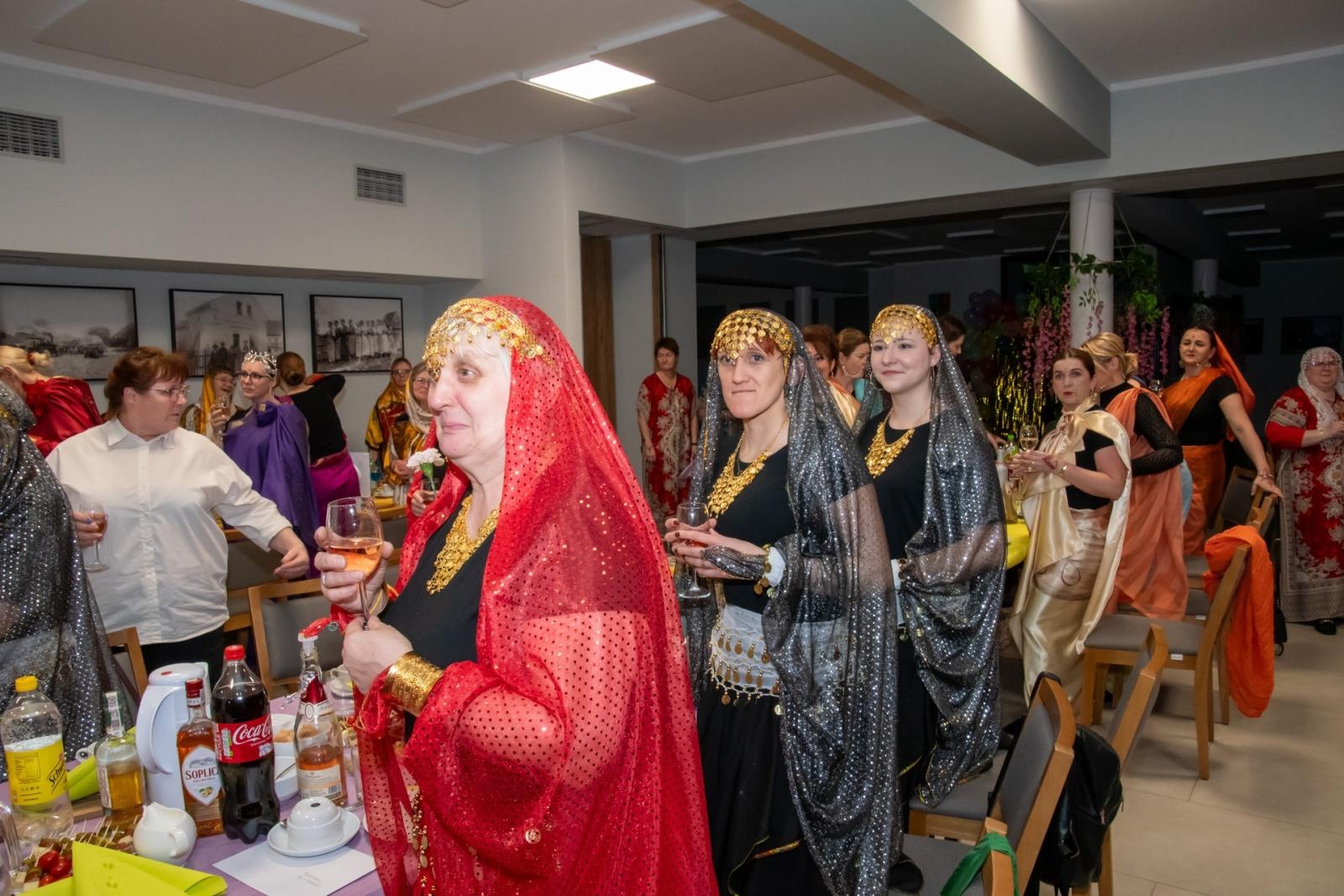 Zdjęcie w galerii na portalu naszraciborz.pl: W Tworkowie jak w Bollywood! Babski Comber w Roszarni [FOTO i WIDEO] wiadomości z regionu