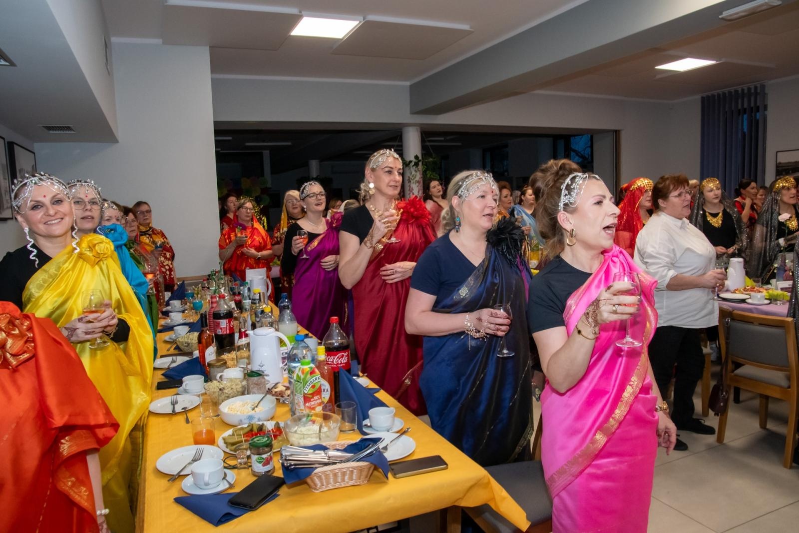 Zdjęcie w galerii na portalu naszraciborz.pl: W Tworkowie jak w Bollywood! Babski Comber w Roszarni [FOTO i WIDEO] wiadomości z regionu