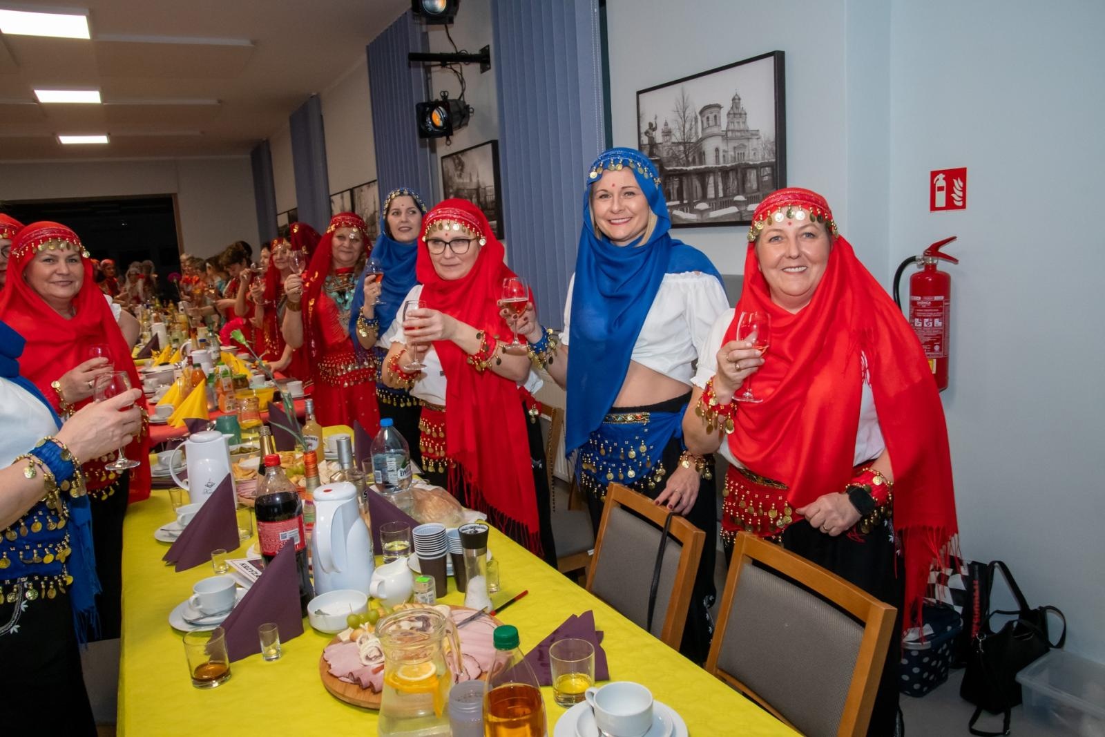 Zdjęcie w galerii na portalu naszraciborz.pl: W Tworkowie jak w Bollywood! Babski Comber w Roszarni [FOTO i WIDEO] wiadomości z regionu