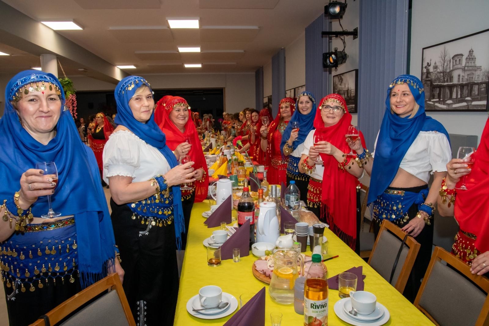 Zdjęcie w galerii na portalu naszraciborz.pl: W Tworkowie jak w Bollywood! Babski Comber w Roszarni [FOTO i WIDEO] wiadomości z regionu