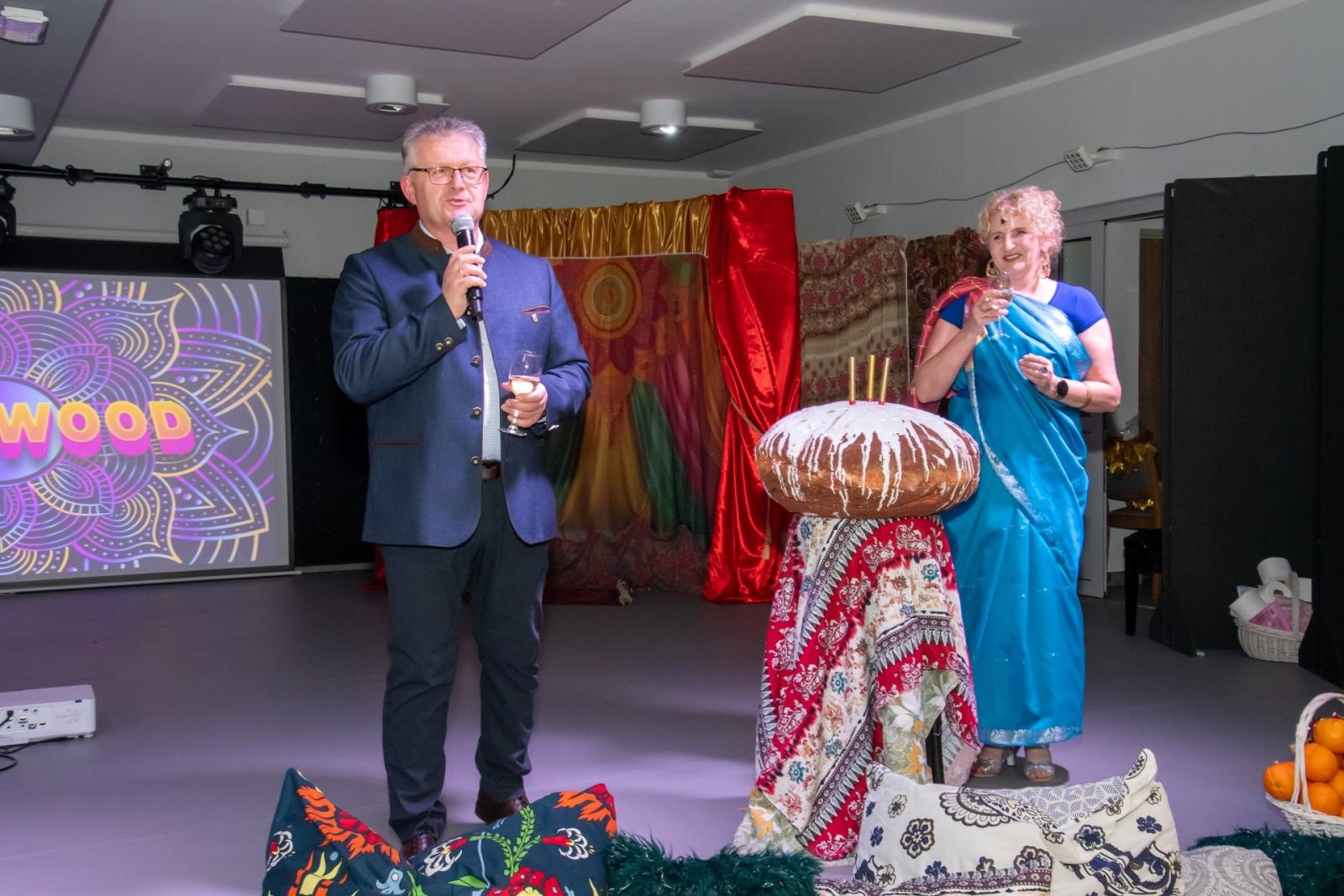 Zdjęcie w galerii na portalu naszraciborz.pl: W Tworkowie jak w Bollywood! Babski Comber w Roszarni [FOTO i WIDEO] wiadomości z regionu