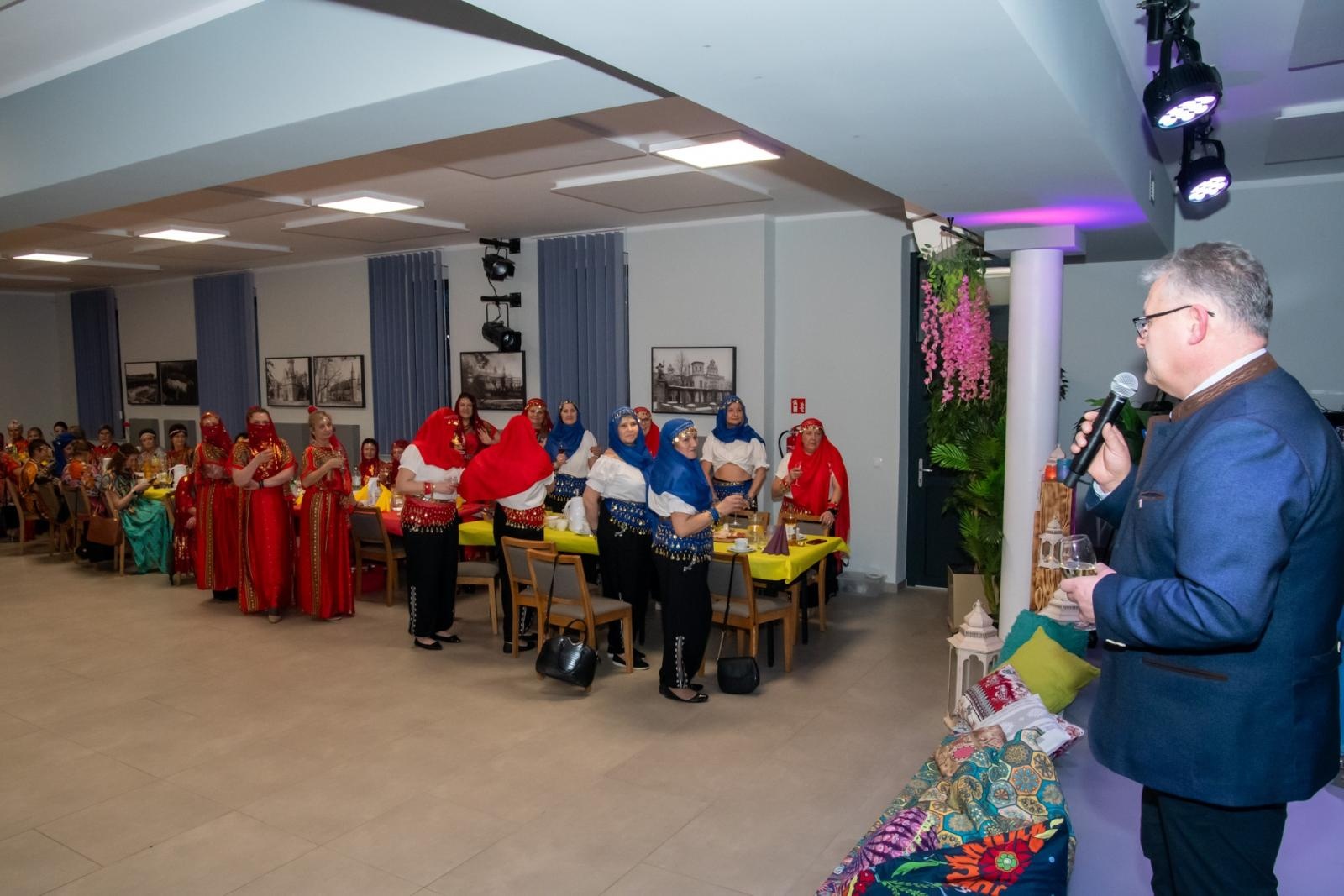 Zdjęcie w galerii na portalu naszraciborz.pl: W Tworkowie jak w Bollywood! Babski Comber w Roszarni [FOTO i WIDEO] wiadomości z regionu