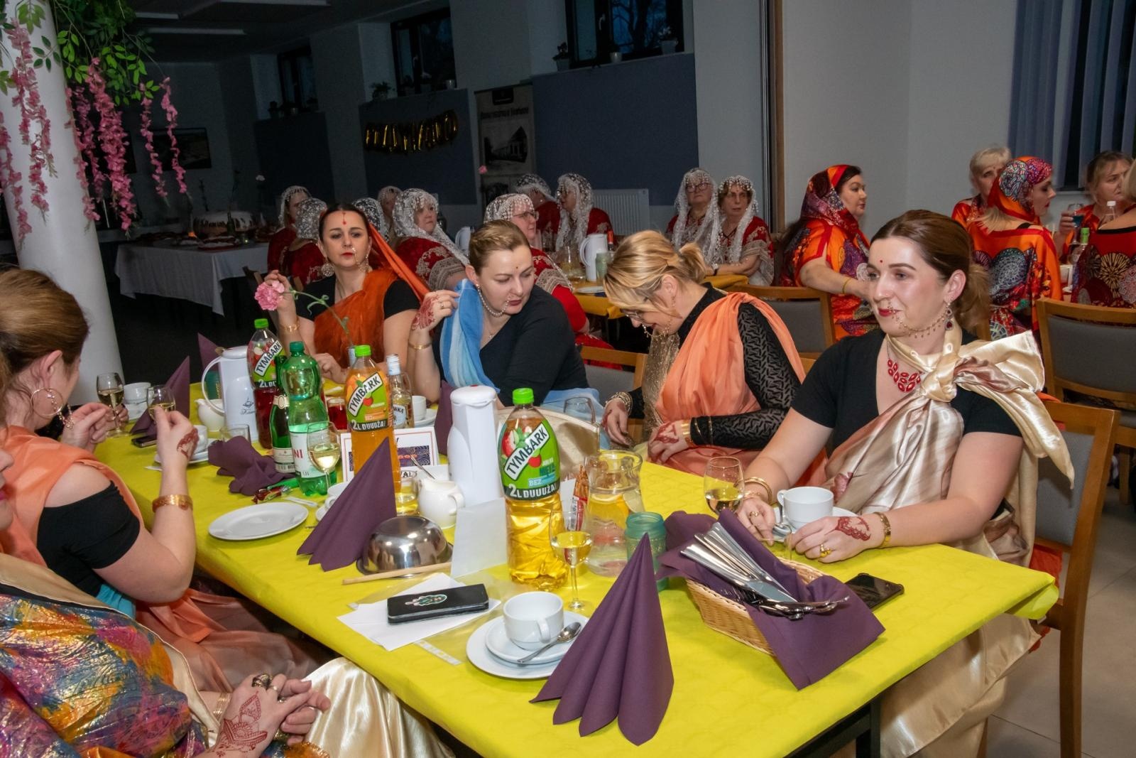 Zdjęcie w galerii na portalu naszraciborz.pl: W Tworkowie jak w Bollywood! Babski Comber w Roszarni [FOTO i WIDEO] wiadomości z regionu