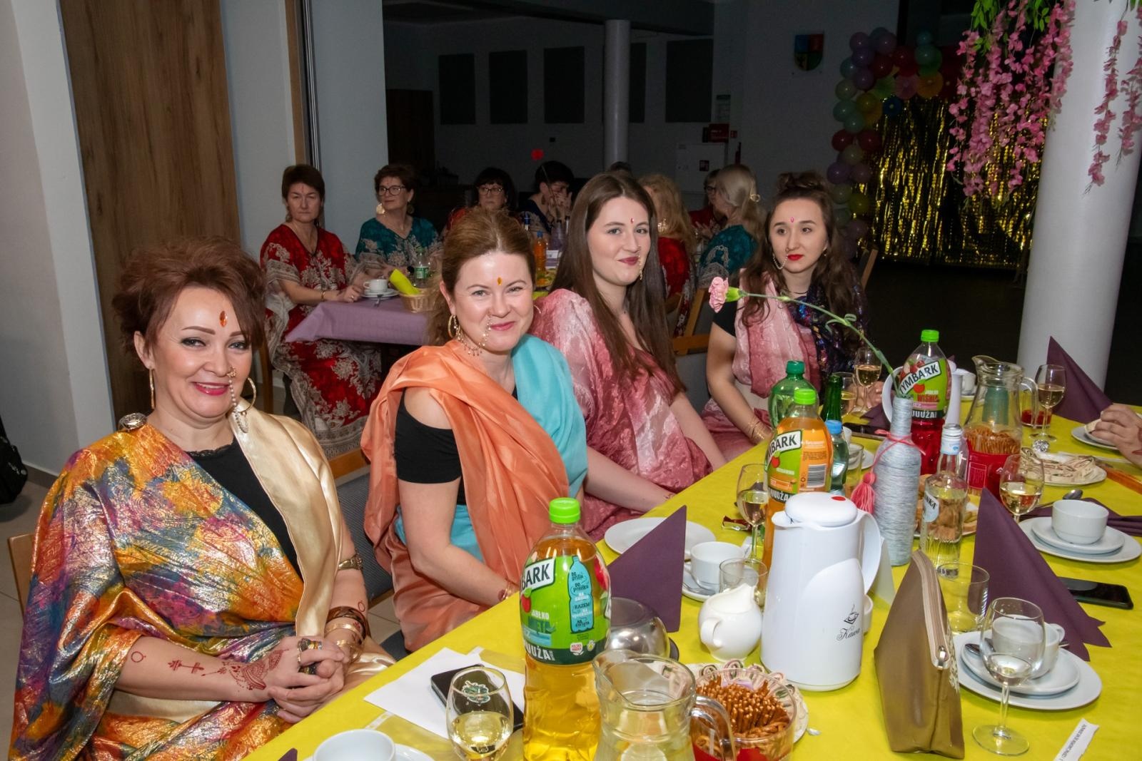 Zdjęcie w galerii na portalu naszraciborz.pl: W Tworkowie jak w Bollywood! Babski Comber w Roszarni [FOTO i WIDEO] wiadomości z regionu